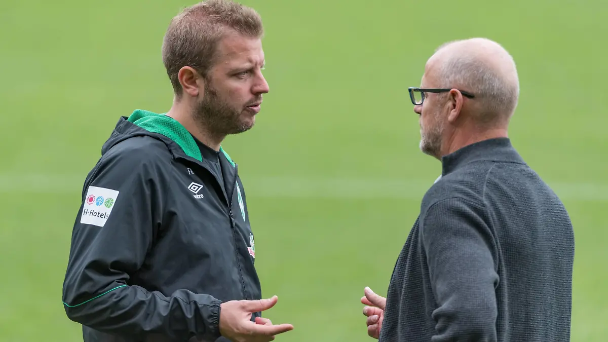 GER, 1.FBL, Training SV Werder Bremen / 28.08.2018, Weserstadion, Bremen, GER, 1.FBL, Training SV Werder Bremen im Bild Florian Kohfeldt Trainer SV Werder Bremen im Gespräch mit Thomas Schaaf Technischer Direktor SV Werder Bremen,  GER 1 FBL Training SV Werder Bremen 28 08 2018 Weserstadion Bremen GER 1 FBL Training SV Werder Bremen im Bild Florian Kohfeldt Coach SV Werder Bremen in conversation with Thomas Schaaf Technical Director SV Werder Bremen nordphotox/xEwert nph00301