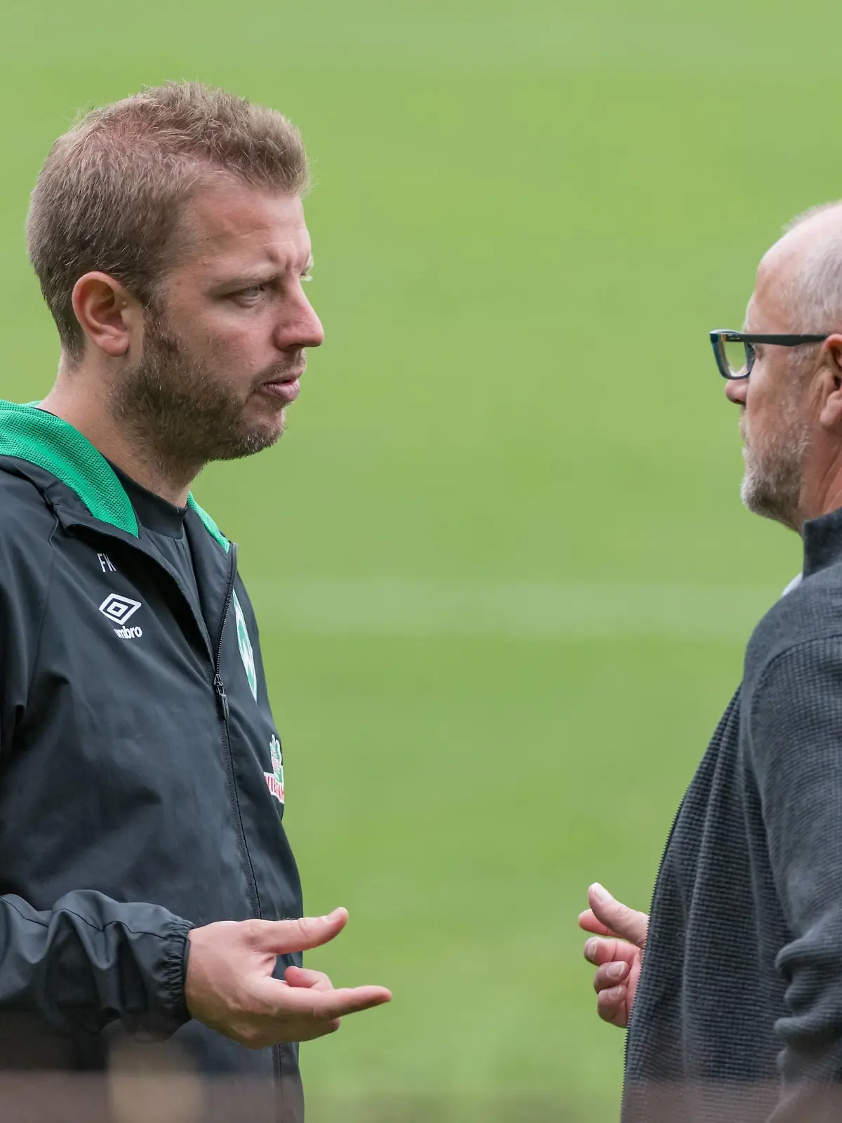  GER, 1.FBL, Training SV Werder Bremen / 28.08.2018, Weserstadion, Bremen, GER, 1.FBL, Training SV Werder Bremen im Bild Florian Kohfeldt Trainer SV Werder Bremen im Gespräch mit Thomas Schaaf Technischer Direktor SV Werder Bremen,  GER 1 FBL Training SV Werder Bremen 28 08 2018 Weserstadion Bremen GER 1 FBL Training SV Werder Bremen im Bild Florian Kohfeldt Coach SV Werder Bremen in conversation with Thomas Schaaf Technical Director SV Werder Bremen nordphotox/xEwert nph00301