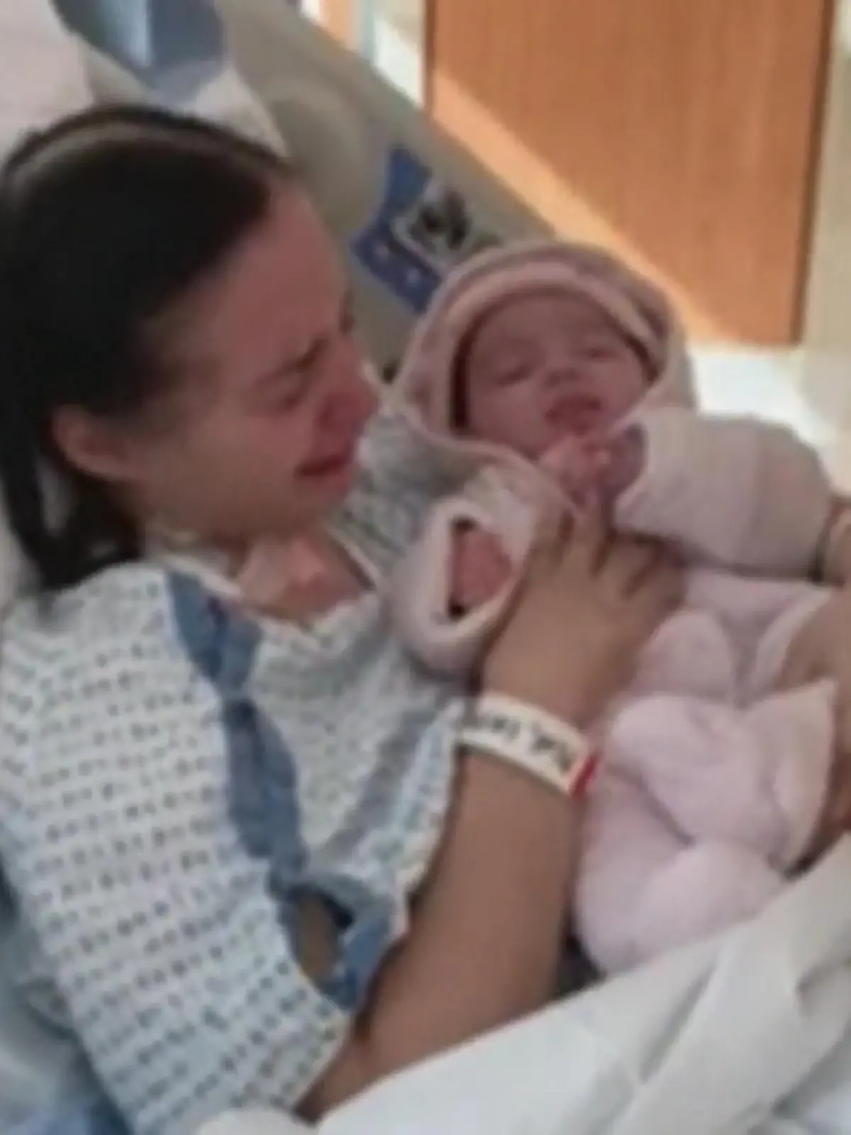 Serena Torres und ihr Mann Jon erwarten ein Baby. Doch während der Schwangerschaft erkrankt sie an Covid19 und fällt ins Koma. Das Baby wird viel zu früh per Kaiserschnitt geholt. Nur zwei Kilo wiegt die kleine Alessandra. Das alles erlebt Mama Serena nicht mit. Erst vier Monate später lernt sie Ihre eigene Tochter kennen.