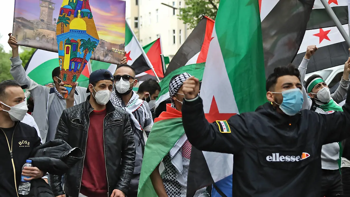 Pro Palästina gegen Israel gerichtete Demonstration in Berlin Neukölln am 15.5.2021 Pro Palästina gegen Israel gerichtete Demonstration in Berlin Neukölln am 15.5.2021 Berlin Berlin Neukölln Berlin GER *** Pro Palestine against Israel demonstration in Berlin Neukölln on 15 5 2021 Pro Palestine against Israel demonstration in Berlin Neukölln on 15 5 2021 Berlin Berlin Neukölln Berlin GER
