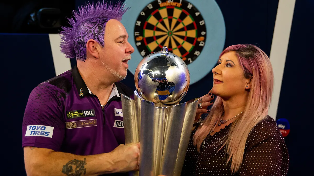 01.01.2020, Großbritannien, London: Darts: WM, Finale: Dartspieler Peter Wright (Schottland) jubelt nach seinem Sieg zusammen mit seiner Frau Joanne . Foto: Steven Paston/PA Wire/dpa +++ dpa-Bildfunk +++