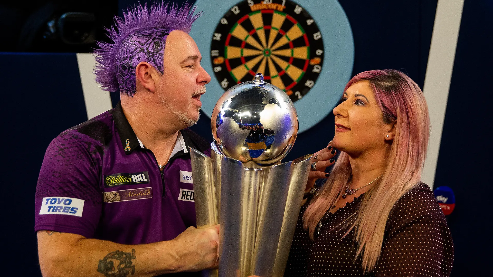 01.01.2020, Großbritannien, London: Darts: WM, Finale: Dartspieler Peter Wright (Schottland) jubelt nach seinem Sieg zusammen mit seiner Frau Joanne . Foto: Steven Paston/PA Wire/dpa +++ dpa-Bildfunk +++