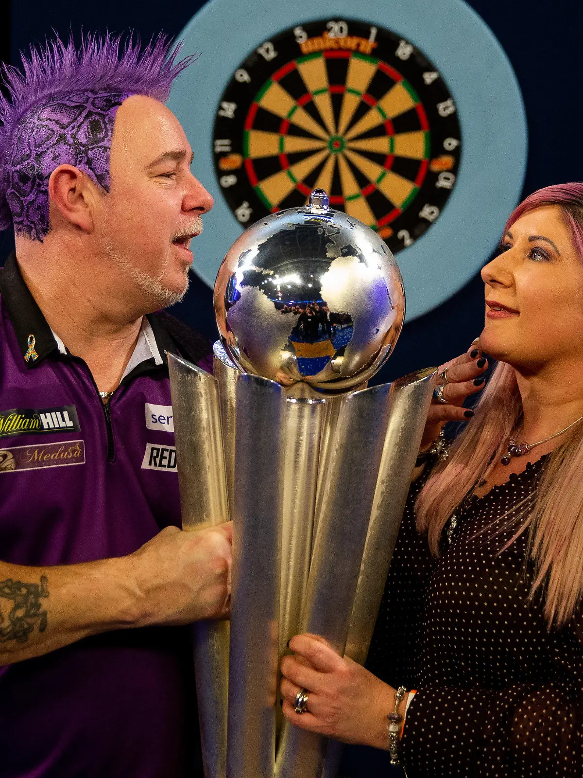 01.01.2020, Großbritannien, London: Darts: WM, Finale: Dartspieler Peter Wright (Schottland) jubelt nach seinem Sieg zusammen mit seiner Frau Joanne . Foto: Steven Paston/PA Wire/dpa +++ dpa-Bildfunk +++