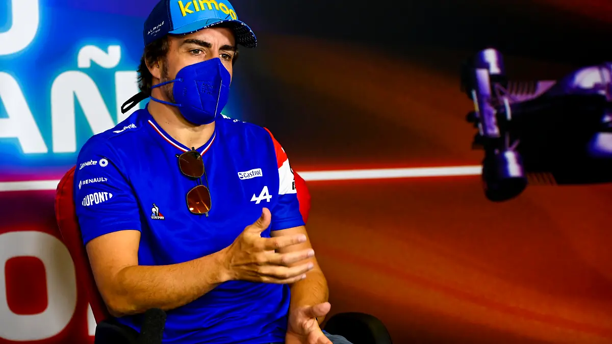 BARCELONA, SPAIN - MAY 06: Fernando Alonso of Spain and Alpine F1 Team talks in the Drivers Press Conference during previews ahead of the F1 Grand Prix of Spain at Circuit de Barcelona-Catalunya on May 06, 2021 in Barcelona, Spain. (Photo by Mark Sutton -- Pool/Getty Images)