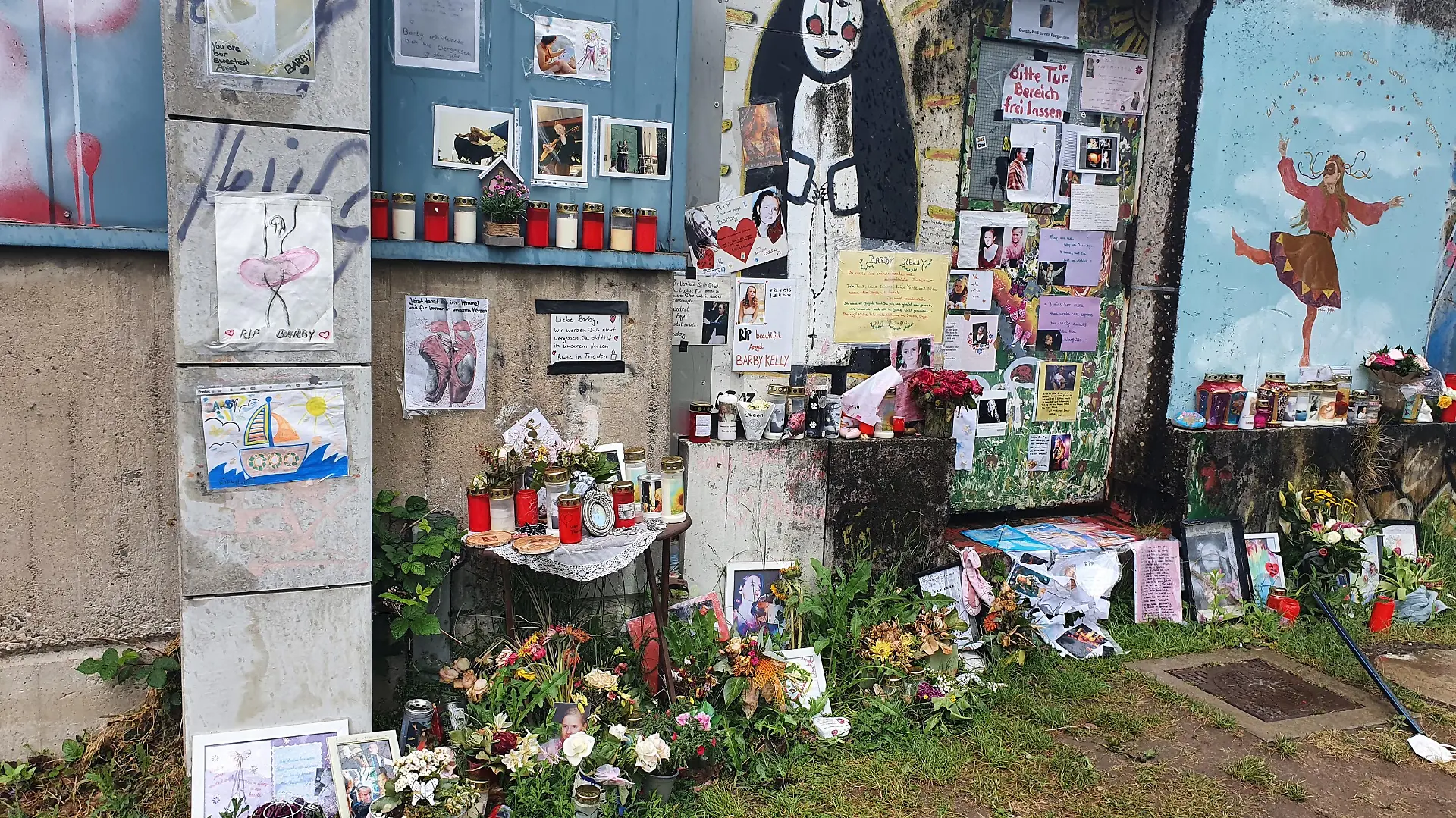 Die Mauer am Mülheimer Hafen wird zur Gedenkstätte für Barby Kelly