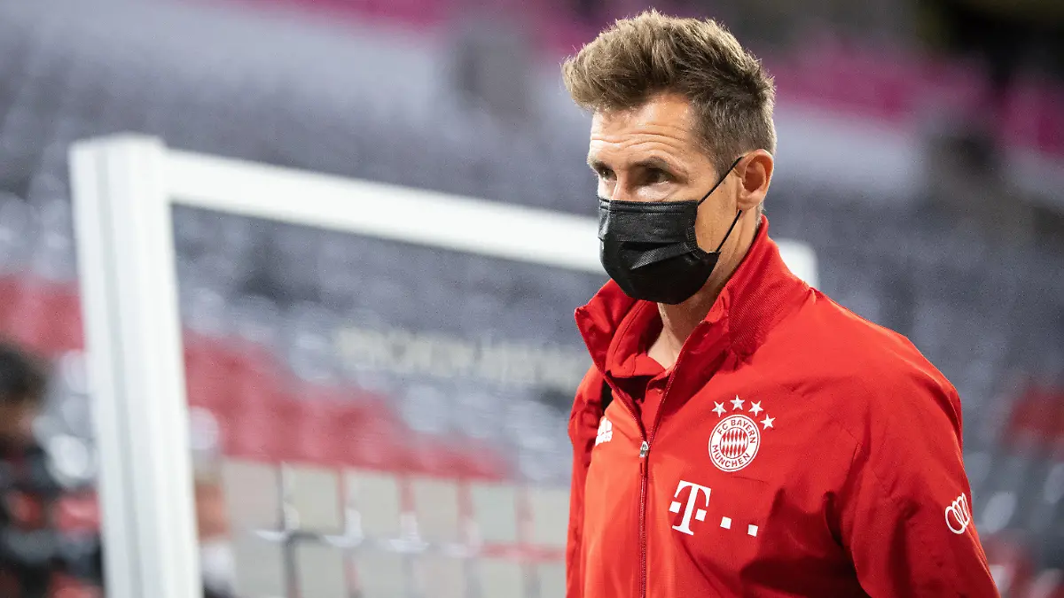 ARCHIV - 18.09.2020, Bayern, München: Fußball: Bundesliga, Bayern München - FC Schalke 04, 1. Spieltag in der Allianz Arena. Co-Trainer Miroslav Klose vom FC Bayern München verlässt nach dem Spiel das Stadion. (zu "Kim Kulig und Miroslav Klose jetzt offiziell Fußball-Lehrer") Foto: Matthias Balk/dpa - WICHTIGER HINWEIS: Gemäß den Vorgaben der DFL Deutsche Fußball Liga bzw. des DFB Deutscher Fußball-Bund ist es untersagt, in dem Stadion und/oder vom Spiel angefertigte Fotoaufnahmen in Form von Sequenzbildern und/oder videoähnlichen Fotostrecken zu verwerten bzw. verwerten zu lassen. +++ dpa-Bildfunk +++