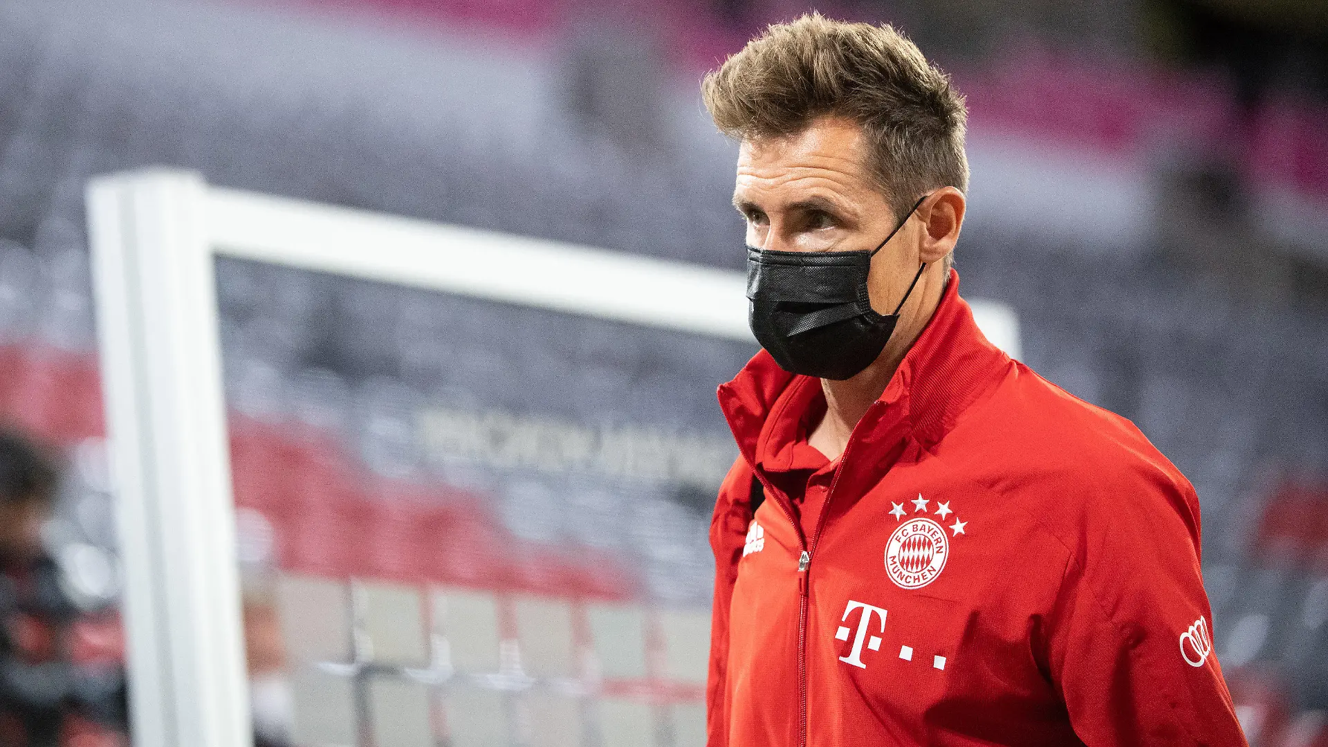 ARCHIV - 18.09.2020, Bayern, München: Fußball: Bundesliga, Bayern München - FC Schalke 04, 1. Spieltag in der Allianz Arena. Co-Trainer Miroslav Klose vom FC Bayern München verlässt nach dem Spiel das Stadion. (zu "Kim Kulig und Miroslav Klose jetzt offiziell Fußball-Lehrer") Foto: Matthias Balk/dpa - WICHTIGER HINWEIS: Gemäß den Vorgaben der DFL Deutsche Fußball Liga bzw. des DFB Deutscher Fußball-Bund ist es untersagt, in dem Stadion und/oder vom Spiel angefertigte Fotoaufnahmen in Form von Sequenzbildern und/oder videoähnlichen Fotostrecken zu verwerten bzw. verwerten zu lassen. +++ dpa-Bildfunk +++