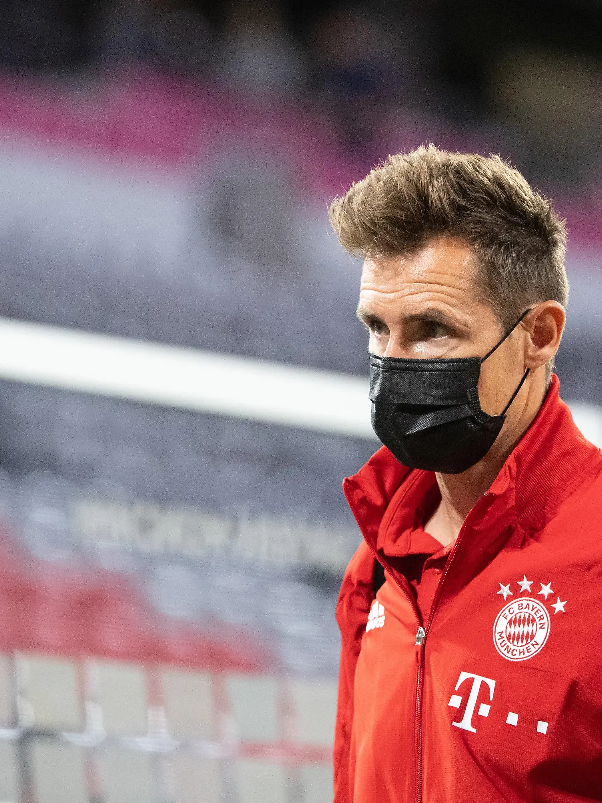 ARCHIV - 18.09.2020, Bayern, München: Fußball: Bundesliga, Bayern München - FC Schalke 04, 1. Spieltag in der Allianz Arena. Co-Trainer Miroslav Klose vom FC Bayern München verlässt nach dem Spiel das Stadion. (zu "Kim Kulig und Miroslav Klose jetzt offiziell Fußball-Lehrer") Foto: Matthias Balk/dpa - WICHTIGER HINWEIS: Gemäß den Vorgaben der DFL Deutsche Fußball Liga bzw. des DFB Deutscher Fußball-Bund ist es untersagt, in dem Stadion und/oder vom Spiel angefertigte Fotoaufnahmen in Form von Sequenzbildern und/oder videoähnlichen Fotostrecken zu verwerten bzw. verwerten zu lassen. +++ dpa-Bildfunk +++