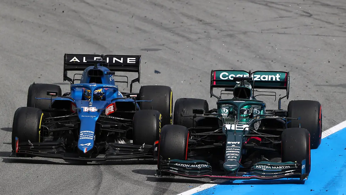BARCELONA, SPAIN - MAY 09: Lance Stroll of Canada driving the (18) Aston Martin AMR21 Mercedes and Fernando Alonso of Spain driving the (14) Alpine A521 Renault battle for position during the F1 Grand Prix of Spain at Circuit de Barcelona-Catalunya on May 09, 2021 in Barcelona, Spain. (Photo by Bryn Lennon/Getty Images)