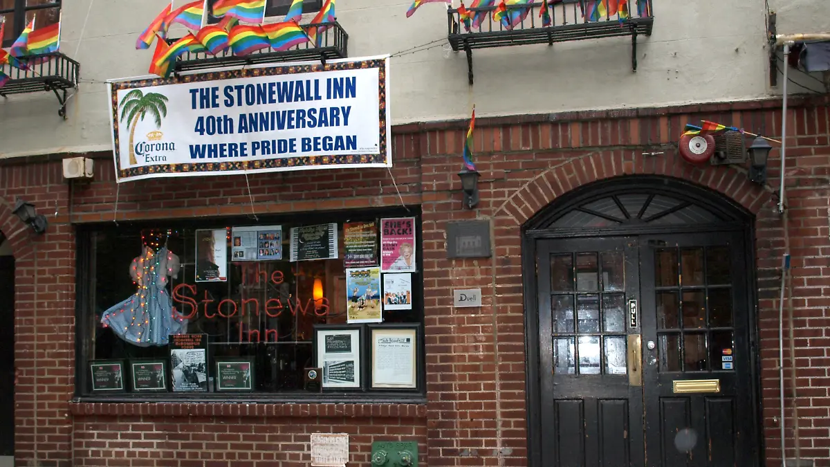 Das Stonewall Inn am Sonntag 21.06.2009 mit Dekoration zum 40. Jahrestag der Unruhen, die von der Schwulen- und Lesbenbewegung als Wendepunkt des Kampfes um Gleichberechtigung und Anerkennung gefeiert werden. Das Inn, das sich vor 40 Jahren hinter schwarz angestrichenen Fensterscheiben verbarg und nur auf Klopfzeichen die Tür öffnete, war der einzige Platz in New York, an dem Männer mit Männern tanzen konnten. Von der berühmten Bar an der Christopher Street im Greenwich Village in New York aus nahm im Sommer 1969 die «Gay-Pride»-Bewegung der Schwulen und Lesben ihren Lauf. Foto: Gisela Ostwald dpa (zu dpa 0123) +++(c) dpa - Report+++