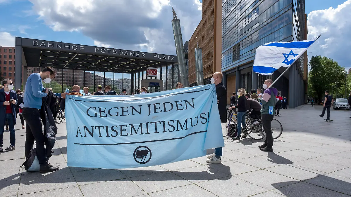 Mehrere hundert Menschen haben am Samstag 15.05.2021 in Berlin gegen Antisemitismus und fuer Solidaritaet mit Israel demonstriert. An der Kundgebung auf dem Potsdamer Platz nahmen unter anderem die Rechtsanwaeltin, Frauenrechtlerin und Moscheegruenderin Seyran Ates, der Berliner Antisemitismusbeauftragte Samuel Salzborn und der Gruenen-Politiker Volker Beck teil. Veranstalteter waren das Mideast Freedom Forum Berlin, das Junge Forum der Deutsch-Israelischen Gesellschaft Berlin und das Juedische Forum fuer Demokratie und gegen Antisemitismus. Wir demonstrieren unseriehe epd-Meldung vom 15.05.2021 Solidaritaetskundgebung mit Israel und gegen Antisemitismus *** Several hundred people demonstrated on Saturday 15 05 2021 in Berlin against an Copyright: epd-bild/RolfxZoellner