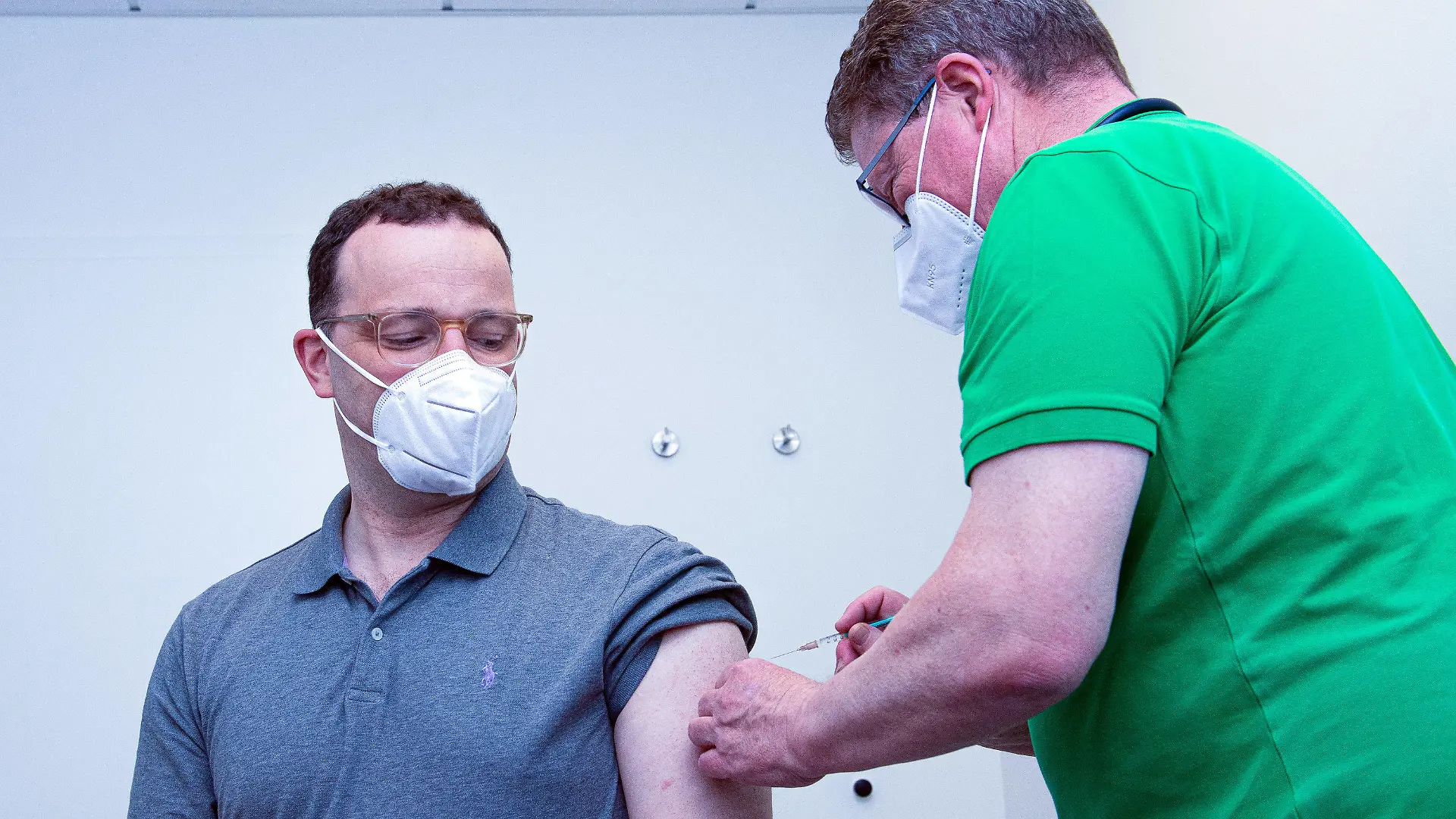 14.05.2021, Nordrhein-Westfalen, Legden: Jens Spahn (l,CDU), Bundesminister für Gesundheit, wird in der Hausarztpraxis von Volker Schrage (r) mit dem Impfstoff AstraZeneca geimpft. Dieses ist seine erste Impfung gegen das Coronavirus. Foto: Guido Kirchner/dpa +++ dpa-Bildfunk +++