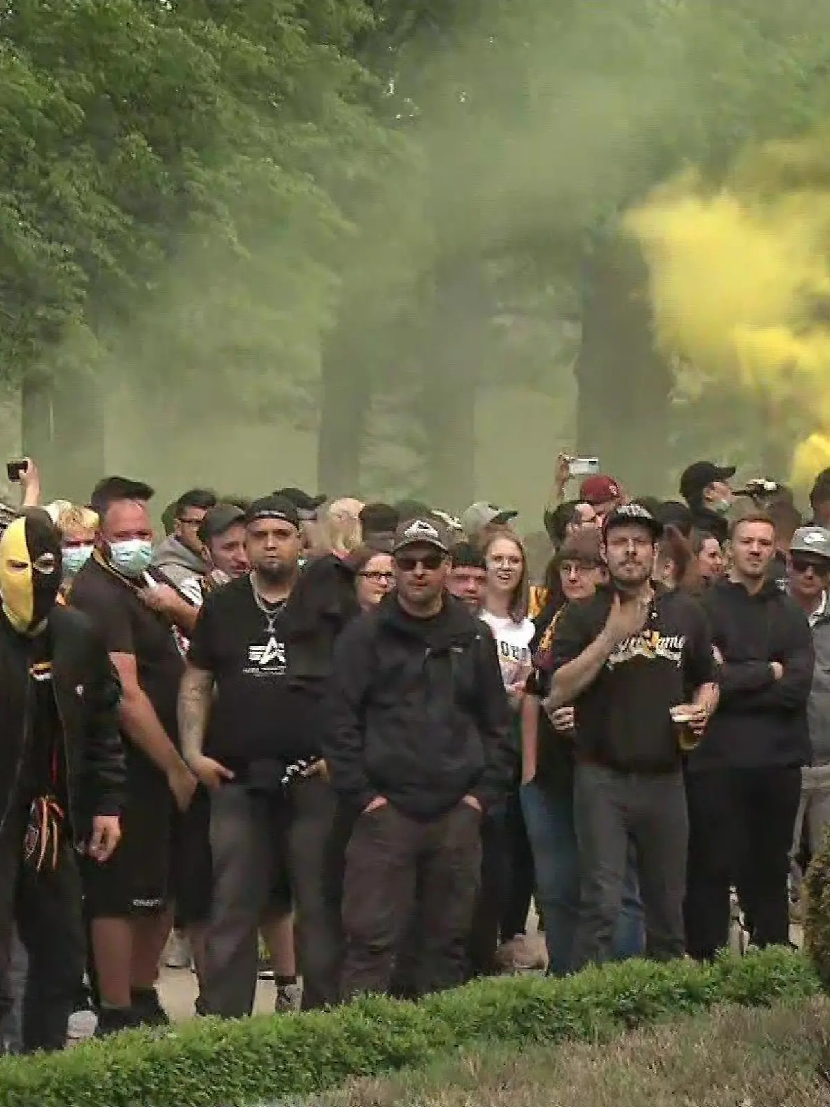 Dynamo Dresden: Fans feiern Aufstieg mit Pyrotechnik, Flaschenwürfen und Gewalt gegen die Polizei - aber ohne Einhaltung der Corona-Regeln
