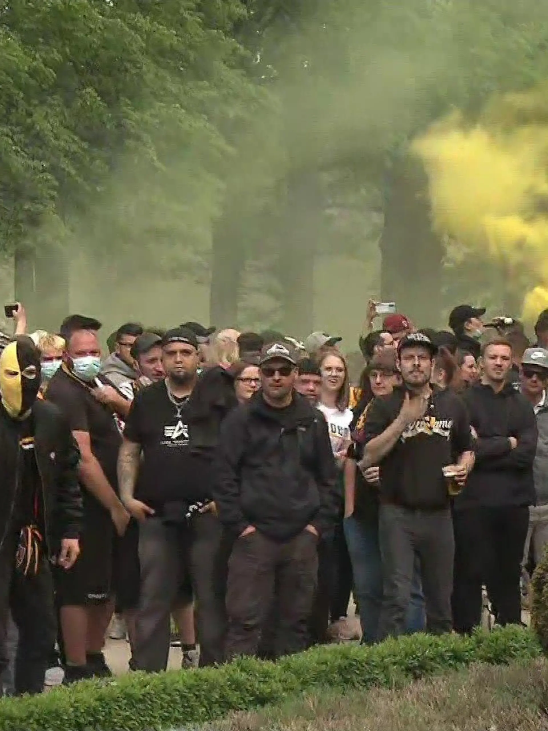 Dynamo Dresden: Fans feiern Aufstieg mit Pyrotechnik, Flaschenwürfen und Gewalt gegen die Polizei - aber ohne Einhaltung der Corona-Regeln
