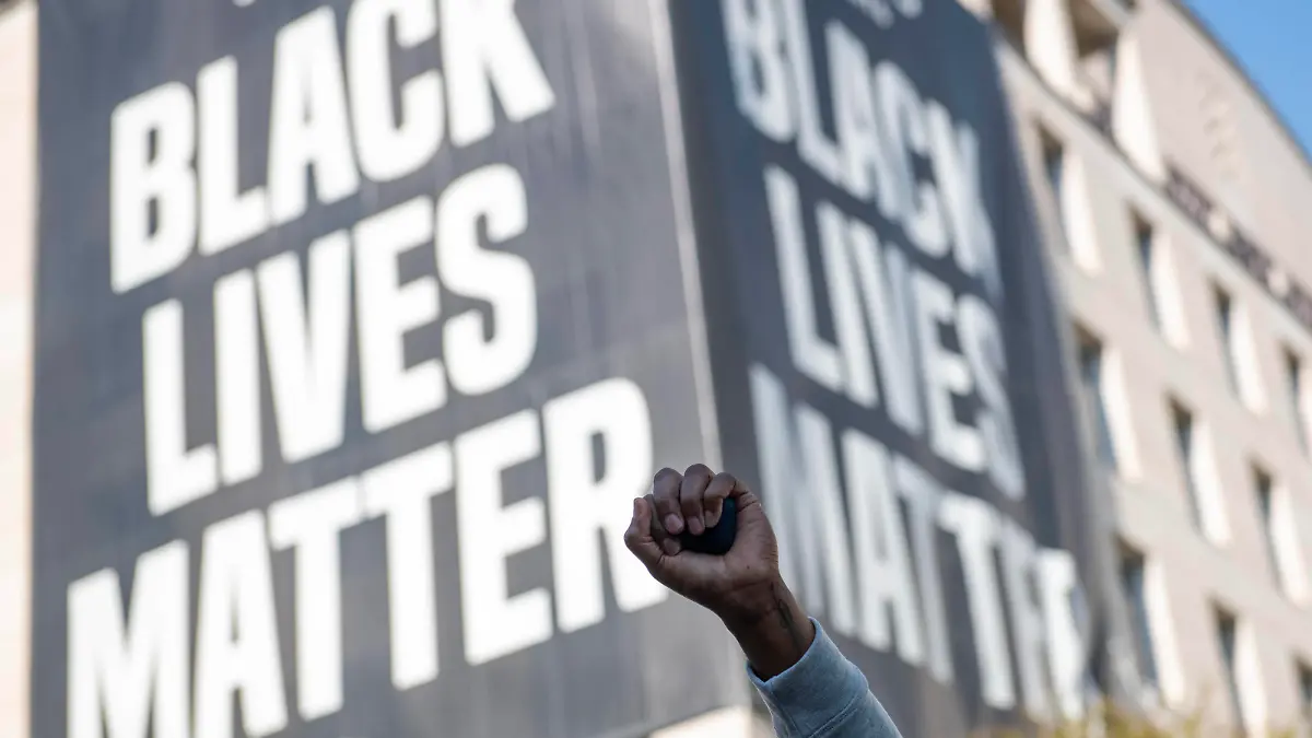 News Bilder des Tages April 20, 2021, Washington, District of Columbia, USA: A woman raises her fist as people react to the verdict in the trial of former Minnesota police officer Derek Chauvin at Black Lives Matter Plaza on 16th Street NW in Washington, DC, Tuesday, April 20, 2021. Derek Chauvin was convicted on all three counts in the murder of George Floyd. Credit: Rod Lamkey / CNP Washington USA - ZUMAs152 20210420_zaa_s152_260 Copyright: xRodxLamkeyx-xCnpx