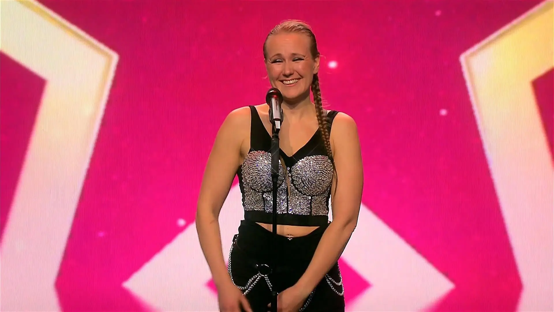 Lisa bringt die Supertalent-Bühne zum Lodern Feuriger Auftritt
