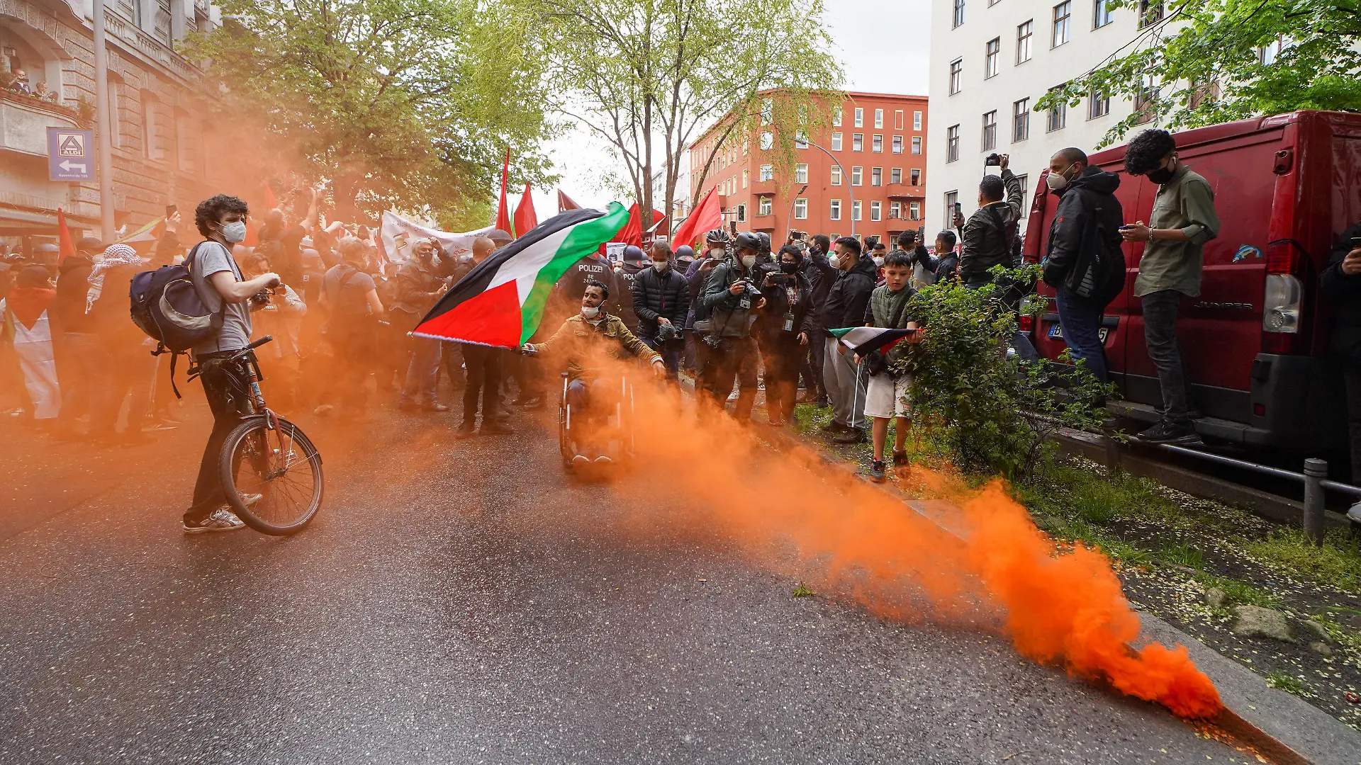  15.05.2021,Berlin,Deutschland,GER,pro-palästinensische Demo startend vom Hermannplatz. *** 15 05 2021,Berlin,Germany,GER,pro Palestinian demo starting from Hermannplatz
