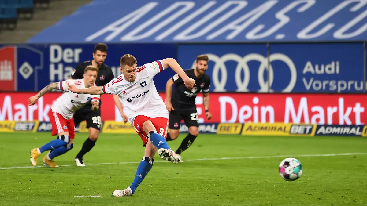 HAMBURG, GERMANY - MAY 10: Simon Terodde of Hamburger SV scores their side's fifth goal from the penalty spot during the Second Bundesliga match between Hamburger SV and 1. FC Nürnberg at Volksparkstadion on May 10, 2021 in Hamburg, Germany. Sporting stadiums around Germany remain under strict restrictions due to the Coronavirus Pandemic as Government social distancing laws prohibit fans inside venues resulting in games being played behind closed doors. (Photo by Martin Rose/Getty Images)