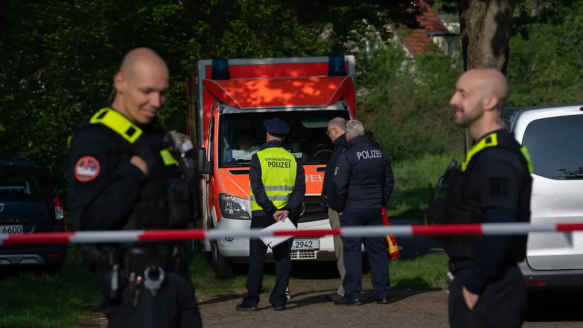 15.05.2021, Berlin: Polizeibeamte stehen an einem Absperrband unweit einer Parkanlage an der Idsteiner Straße Ecke Seibtweg in Berlin-Zehlendorf . Dort wurde am frühen Morgen ein schwer verletzter Mann gefunden.  Bei einem Streit ist am frühen Samstagmorgen in Berlin-Zehlendorf ein 19-Jähriger ums Leben gekommen. Wie Polizei mitteilte, seien es nach aktuellen Erkenntnissen kurz nach 3.00 Uhr in dem kleinen Park an der Idsteiner Straße Ecke Seibtweg zwischen einem Unbekannten und dem 19-Jährigen zu Streitigkeiten gekommen. Dabei sei der junge Mann schwer verletzt worden. Eine vom Rettungsdienst eingeleitete Reanimation sei erfolglos geblieben. Foto: Paul Zinken/dpa-Zentralbild/dpa +++ dpa-Bildfunk +++