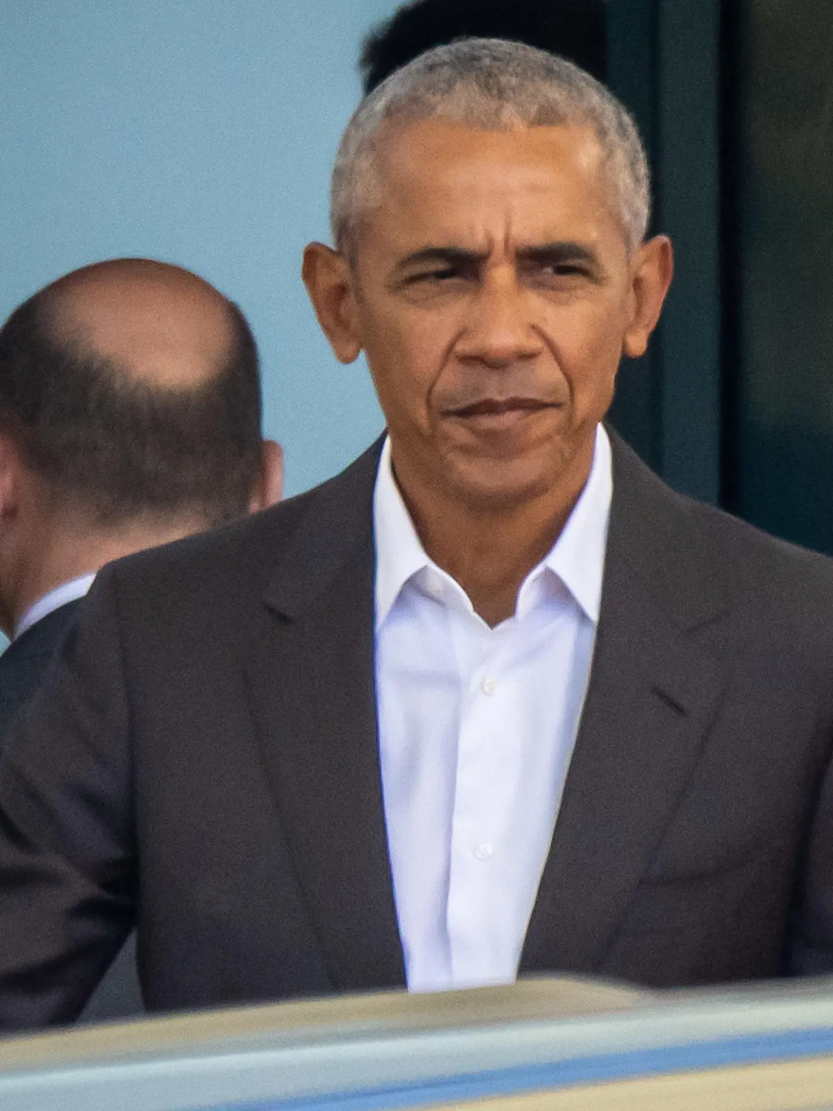 03.05.2023, Berlin: Der ehemalige US-Präsident Barack Obama (r) wird von Bundeskanzler Olaf Scholz (SPD) am Bundeskanzleramt verabschiedet. Obama hält sich im Rahmen einer Vortragsveranstaltung in der Hauptstadt auf und traf den Kanzler zum Mittagessen. Foto: Michael Kappeler/dpa +++ dpa-Bildfunk +++