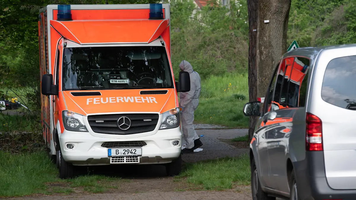 15.05.2021, Berlin: Ein Kriminaltechniker der Polizei steht an einem Rettungswagen unweit einer Parkanlage an der Idsteiner Straße Ecke Seibtweg in Berlin-Zehlendorf . Dort wurde am frühen Morgen ein schwer verletzter Mann gefunden.  Bei einem Streit ist am frühen Samstagmorgen in Berlin-Zehlendorf ein 19-Jähriger ums Leben gekommen. Wie Polizei mitteilte, seien es nach aktuellen Erkenntnissen kurz nach 3.00 Uhr in dem kleinen Park an der Idsteiner Straße Ecke Seibtweg zwischen einem Unbekannten und dem 19-Jährigen zu Streitigkeiten gekommen. Dabei sei der junge Mann schwer verletzt worden. Eine vom Rettungsdienst eingeleitete Reanimation sei erfolglos geblieben. Foto: Paul Zinken/dpa-Zentralbild/dpa +++ dpa-Bildfunk +++