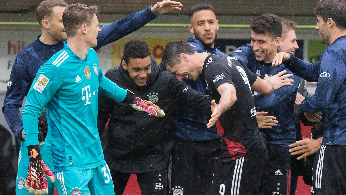 15.05.2021, Baden-Württemberg, Freiburg im Breisgau: Fußball: Bundesliga, SC Freiburg - Bayern München, 33. Spieltag im Schwarzwald-Stadion. Münchens Robert Lewandowski (M) jubelt nach seinem Tor zum 0:1.  Robert Lewandowski vom FC Bayern München hat Gerd Müllers Bundesliga-Rekord von 40 Treffern in einer Saison eingestellt. Der Lewandowski erzielte im Spiel beim SC Freiburg in der 26. Minute per Elfmeter sein Saisontor Nummer 40 und egalisierte damit die Bestmarke aus der Spielzeit 1971/72. Foto: Tom Weller/dpa - WICHTIGER HINWEIS: Gemäß den Vorgaben der DFL Deutsche Fußball Liga bzw. des DFB Deutscher Fußball-Bund ist es untersagt, in dem Stadion und/oder vom Spiel angefertigte Fotoaufnahmen in Form von Sequenzbildern und/oder videoähnlichen Fotostrecken zu verwerten bzw. verwerten zu lassen. +++ dpa-Bildfunk +++