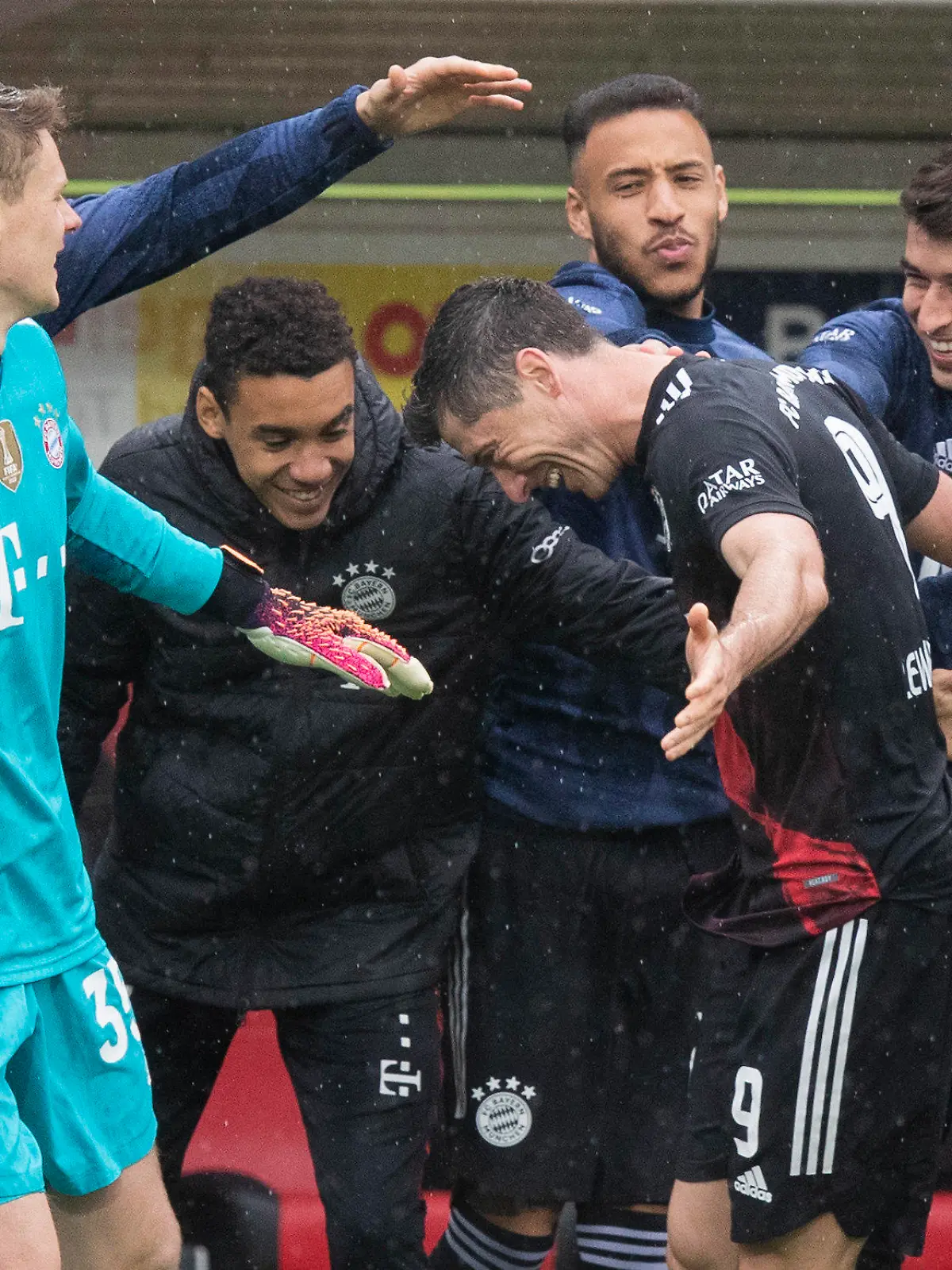 15.05.2021, Baden-Württemberg, Freiburg im Breisgau: Fußball: Bundesliga, SC Freiburg - Bayern München, 33. Spieltag im Schwarzwald-Stadion. Münchens Robert Lewandowski (M) jubelt nach seinem Tor zum 0:1.  Robert Lewandowski vom FC Bayern München hat Gerd Müllers Bundesliga-Rekord von 40 Treffern in einer Saison eingestellt. Der Lewandowski erzielte im Spiel beim SC Freiburg in der 26. Minute per Elfmeter sein Saisontor Nummer 40 und egalisierte damit die Bestmarke aus der Spielzeit 1971/72. Foto: Tom Weller/dpa - WICHTIGER HINWEIS: Gemäß den Vorgaben der DFL Deutsche Fußball Liga bzw. des DFB Deutscher Fußball-Bund ist es untersagt, in dem Stadion und/oder vom Spiel angefertigte Fotoaufnahmen in Form von Sequenzbildern und/oder videoähnlichen Fotostrecken zu verwerten bzw. verwerten zu lassen. +++ dpa-Bildfunk +++