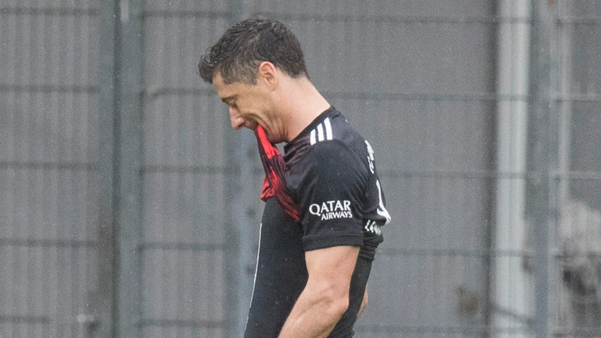 15.05.2021, Baden-Württemberg, Freiburg im Breisgau: Fußball: Bundesliga, SC Freiburg - Bayern München, 33. Spieltag im Schwarzwald-Stadion. Münchens Robert Lewandowski jubelt nach seinem Tor zum 0:1.  Robert Lewandowski vom FC Bayern München hat Gerd Müllers Bundesliga-Rekord von 40 Treffern in einer Saison eingestellt. Der Lewandowski erzielte im Spiel beim SC Freiburg in der 26. Minute per Elfmeter sein Saisontor Nummer 40 und egalisierte damit die Bestmarke aus der Spielzeit 1971/72. Foto: Tom Weller/dpa - WICHTIGER HINWEIS: Gemäß den Vorgaben der DFL Deutsche Fußball Liga bzw. des DFB Deutscher Fußball-Bund ist es untersagt, in dem Stadion und/oder vom Spiel angefertigte Fotoaufnahmen in Form von Sequenzbildern und/oder videoähnlichen Fotostrecken zu verwerten bzw. verwerten zu lassen. +++ dpa-Bildfunk +++