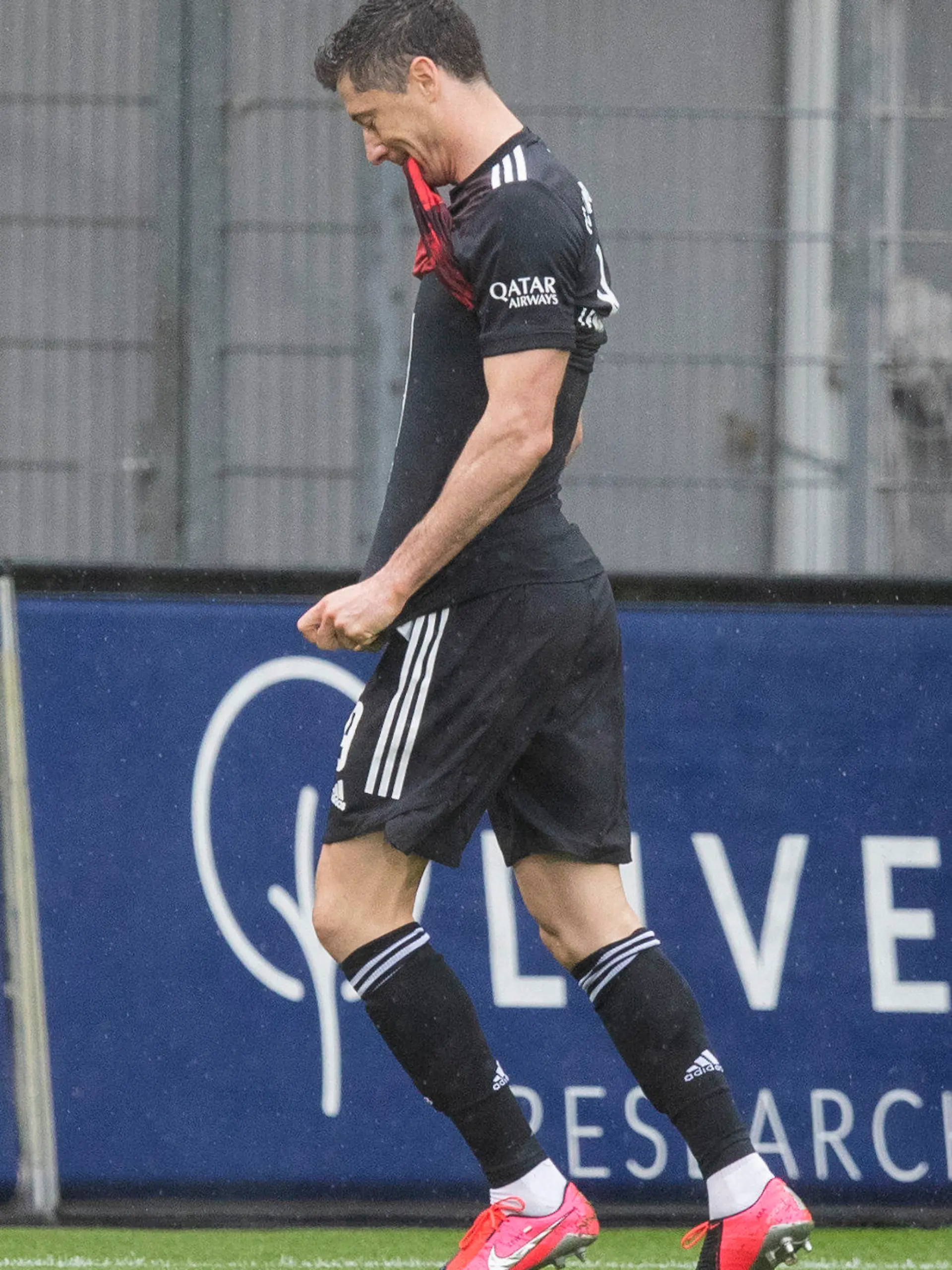 15.05.2021, Baden-Württemberg, Freiburg im Breisgau: Fußball: Bundesliga, SC Freiburg - Bayern München, 33. Spieltag im Schwarzwald-Stadion. Münchens Robert Lewandowski jubelt nach seinem Tor zum 0:1.  Robert Lewandowski vom FC Bayern München hat Gerd Müllers Bundesliga-Rekord von 40 Treffern in einer Saison eingestellt. Der Lewandowski erzielte im Spiel beim SC Freiburg in der 26. Minute per Elfmeter sein Saisontor Nummer 40 und egalisierte damit die Bestmarke aus der Spielzeit 1971/72. Foto: Tom Weller/dpa - WICHTIGER HINWEIS: Gemäß den Vorgaben der DFL Deutsche Fußball Liga bzw. des DFB Deutscher Fußball-Bund ist es untersagt, in dem Stadion und/oder vom Spiel angefertigte Fotoaufnahmen in Form von Sequenzbildern und/oder videoähnlichen Fotostrecken zu verwerten bzw. verwerten zu lassen. +++ dpa-Bildfunk +++