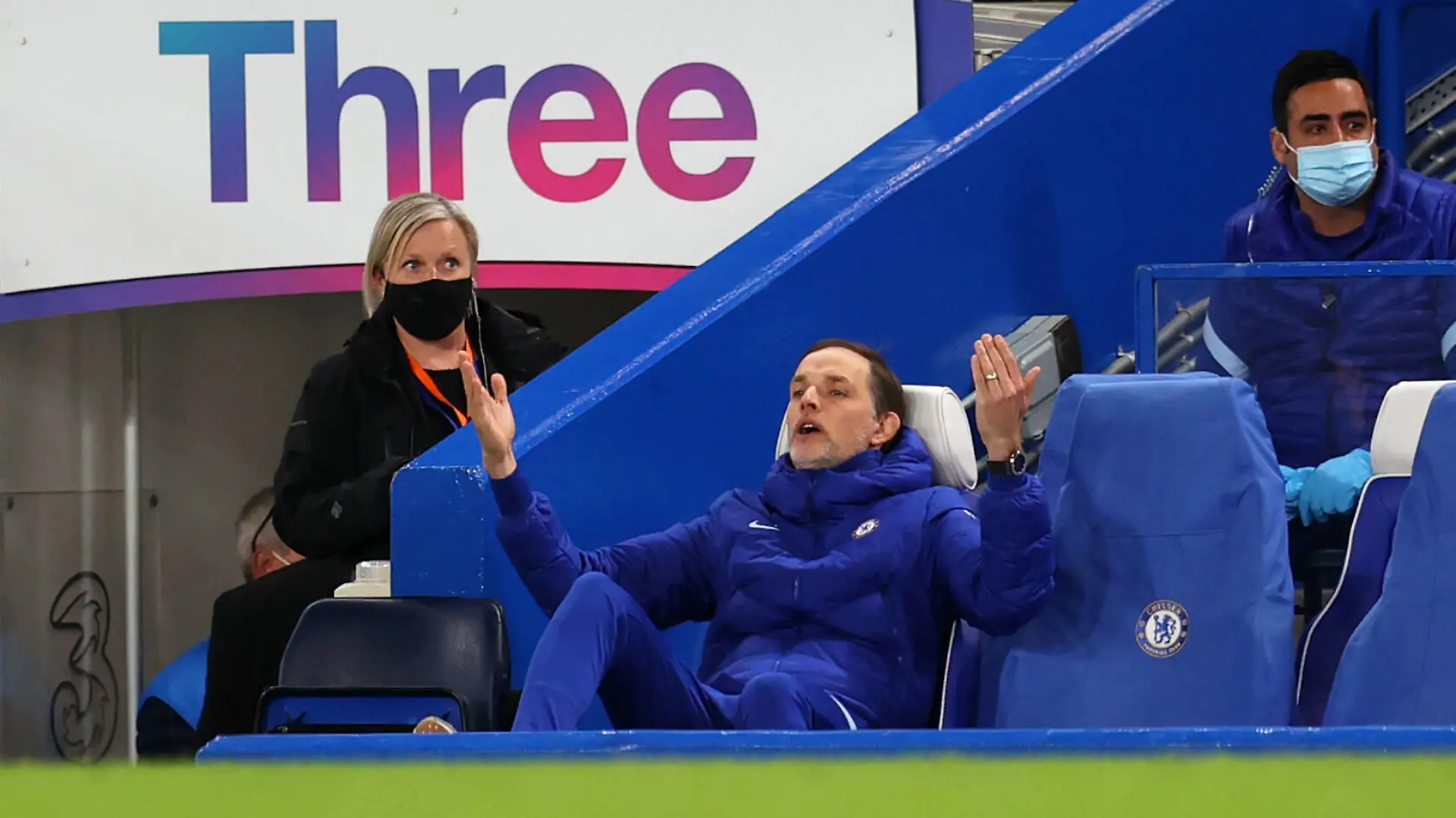 Chelsea v Arsenal - Premier League - Stamford Bridge Chelsea manager Thomas Tuchel gestures in frustration from the dugout during the Premier League match at Stamford Bridge, London. Picture date: Wednesday May 12, 2021. EDITORIAL USE ONLY No use with unauthorised audio, video, data, fixture lists, club/league logos or live services. Online in-match use limited to 120 images, no video emulation. No use in betting, games or single club/league/player publications. PUBLICATIONxINxGERxSUIxAUTxONLY Copyright: xCatherinexIvillx 59733585