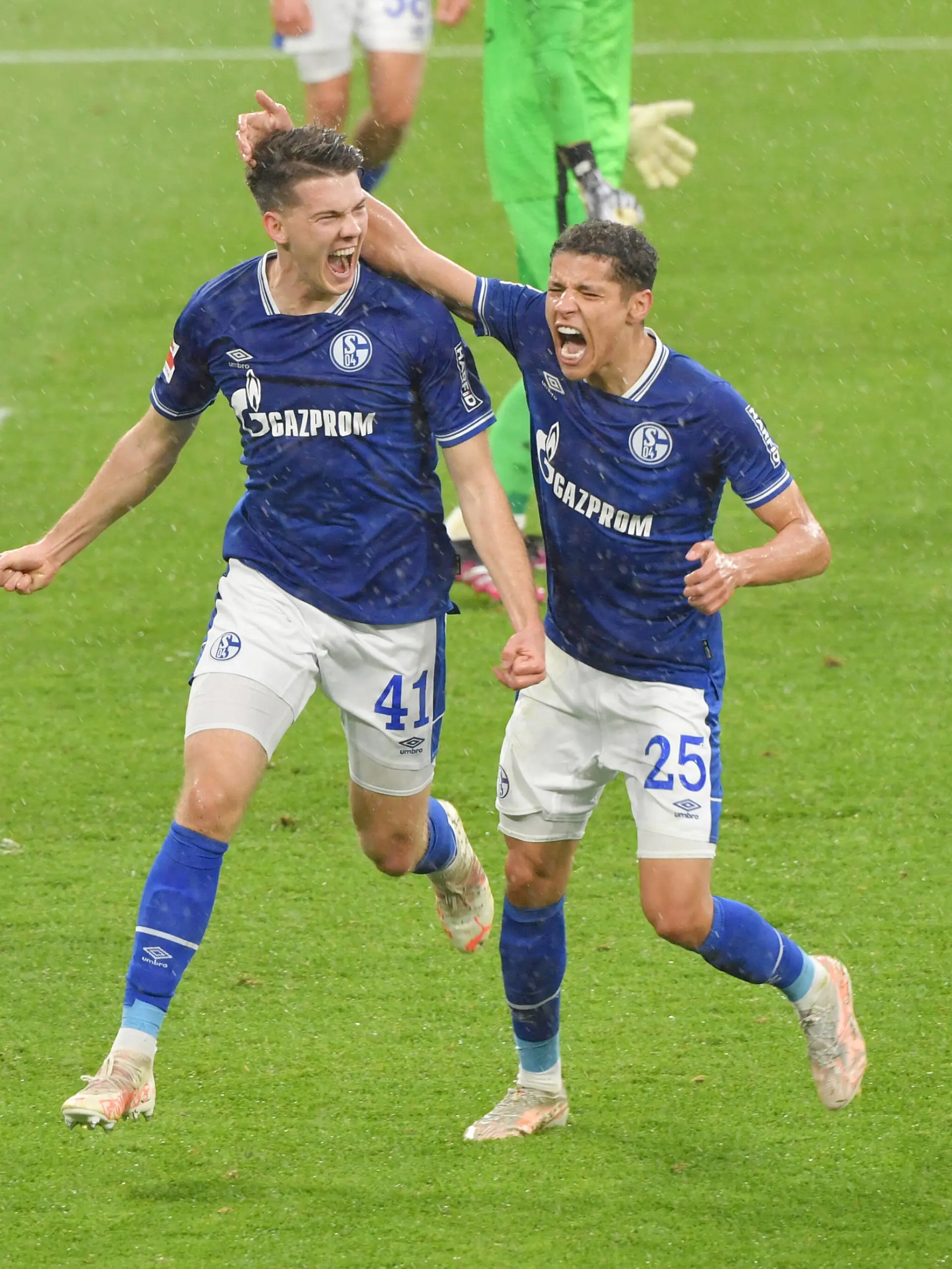 Jubel Florian Flick Schalke 04, Amine Harit Schalke 04, v.li. 15.05.2021, Fussball GER, Saison 2020 2021, 1. Bundesliga, 33. Spieltag, FC Schalke 04 - Eintracht Frankfurt, , Foto: Maik Hölter/TEAM2sportphoto ***DFL regulations prohibit any use of photographs as image sequences and/or quasi-video.*** Gelsenkirchen Nordrhein Westfalen Deutschland *** Cheers Florian Flick Schalke 04 , Amine Harit Schalke 04 , v li 15 05 2021, Football GER, Season 2020 2021, 1 Bundesliga, 33 Matchday, FC Schalke 04 Eintracht Frankfurt, , Photo Maik Hölter TEAM2sportphoto DFL regulations prohibit any use of photographs as image sequences and or quasi video Gelsenkirchen Nordrhein Westfalen Germany Team2 