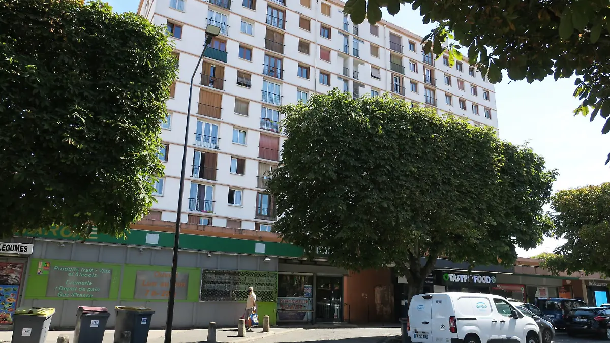 ©PHOTOPQR/LE PARISIEN/Laure PARNY BIET ; Ivry sur Seine ; 06/08/2020 ; C'est au 10e étage de cet immeuble, au 55 rue Jean le Galleu qu'un homme a été découvert dans son appartement, six ans après son décès. - Ivry sur Seine, France, august 7th 2020 - a man was discovered in his apartment six years after his death. His neighbours had given the alert at the end of 2013 when they saw the mail piling up in his letterbox. But they never imagined that their neighbor, living in one of the apartments on the 10th floor, had in fact died at his place, without anyone noticing. In the end, it was because the pigeons passing through an open window were too disturbing that the macabre discovery took place.