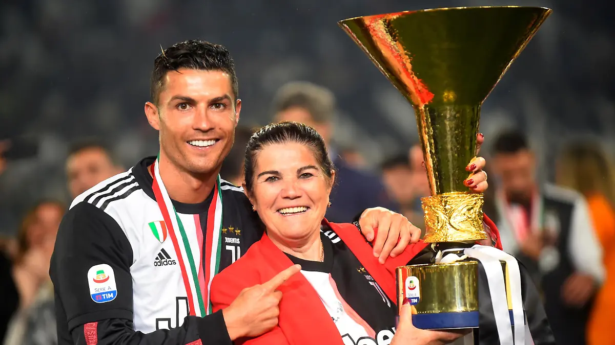FILE PHOTO: Soccer Football - Serie A - Juventus v Atalanta - Allianz Stadium, Turin, Italy - May 19, 2019 Juventus' Cristiano Ronaldo poses with his mother Maria Dolores dos Santos Aveiro as he celebrates winning Serie A with the trophy REUTERS/Massimo Pinca/File Photo