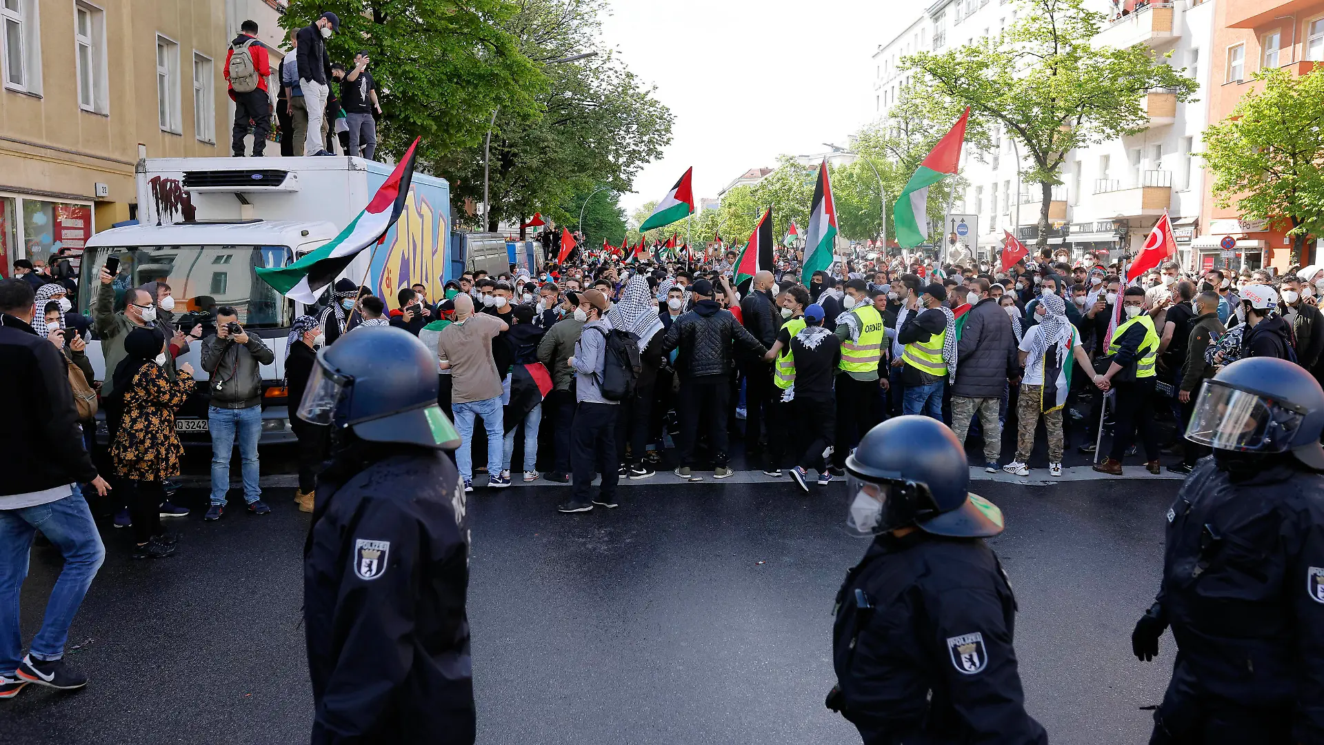 Laut Polizeiangaben demonstrierten Samstag 3500 Menschen in Neukölln bei einer pro-palästinensische Demonstration anlässlich der kriegerischen Auseinandersetzungen in Gaza. Als die Polizei wegen Verstößen gegen die Corona-Hygieneregeln die Demo auflöste, eskalierte die Situation und es kam zu massiven Ausschreitungen. Es gab Festnahmen. Berlin, 15.05.2021 *** According to police, 3500 people demonstrated Saturday in Neukölln at a pro-Palestinian demonstration on the occasion of the armed conflict in Gaza When the police broke up the demonstration because of violations of the Corona hygiene rules, the situation escalated and there were massive riots There were arrests Berlin, 15 05 2021 Foto:xGeisler-Fotopress/JeanxMW 