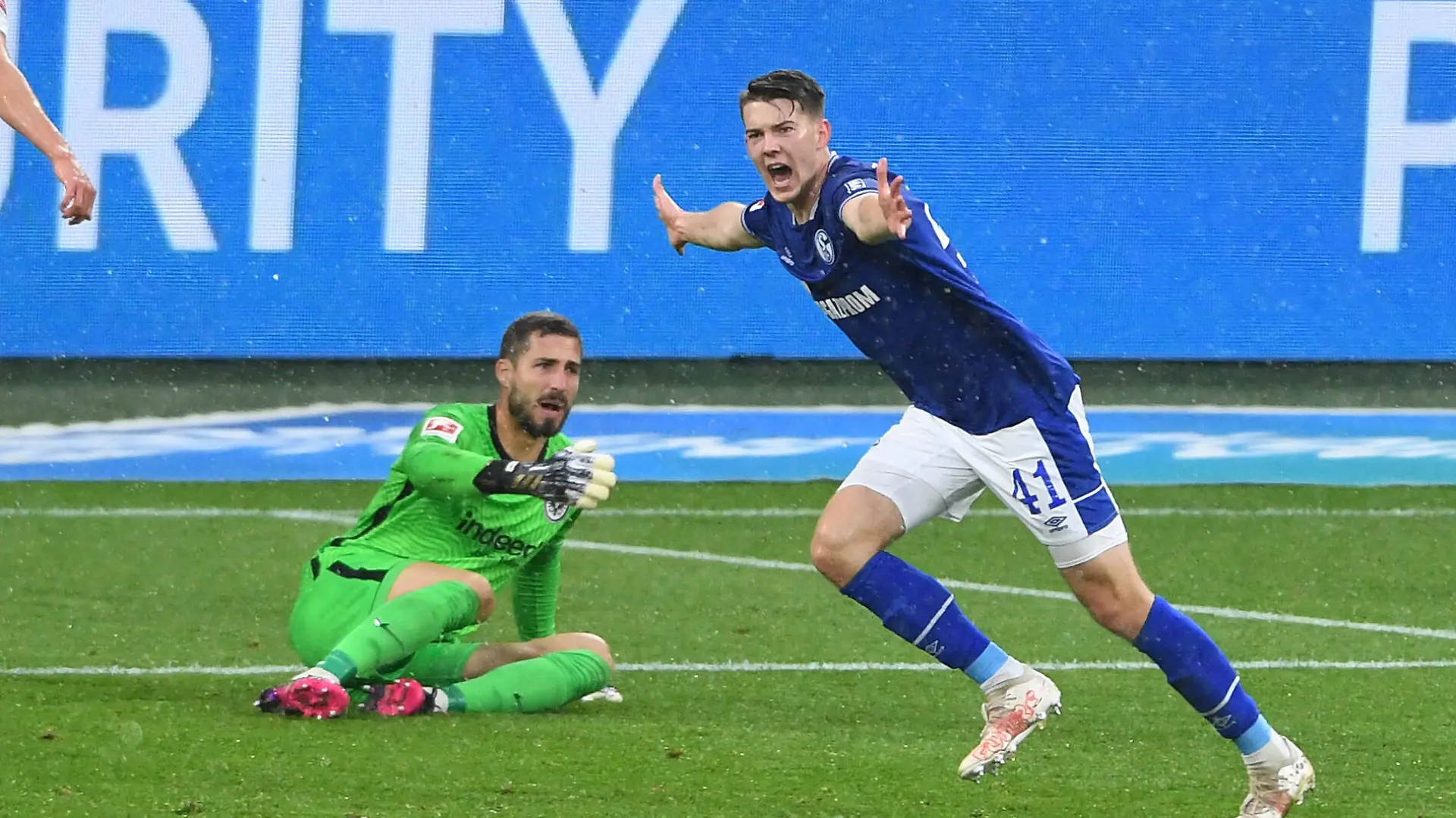 Fußball 1. Bundesliga 33. Spieltag FC Schalke 04 - Eintracht Frankfurt am 15.05.2021 in der Veltins Arena in Gelsenkirchen Torjubel / Jubel zum 3:2 durch Florian Flick Schalke DFL regulations prohibit any use of photographs as image sequences and/or quasi-video. *** Football 1 Bundesliga 33 Spieltag FC Schalke 04 Eintracht Frankfurt am 15 05 2021 in der Veltins Arena in Gelsenkirchen Torjubel Jubel zum 3 2 durch Florian Flick Schalke DFL regulations prohibit any use of photographs as image sequences and or quasi video xHDx