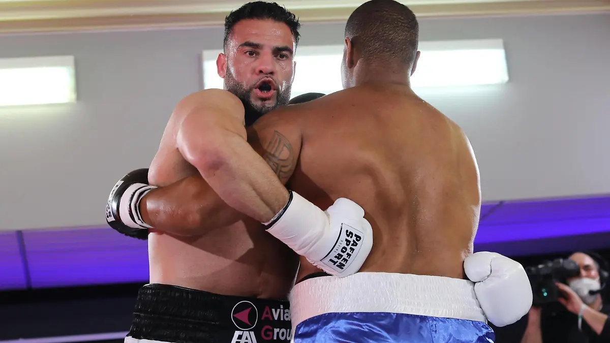 Mahmoud Charr - Christopher Lovejoy Boxen Köln Deutschland 15.05.2021 KO Sieg Charr Rechts: Christopher Lovejoy Links: Mahmoud Charr *** Mahmoud Charr Christopher Lovejoy Boxing Cologne Germany 15 05 2021 KO Win Charr Right Christopher Lovejoy Left Mahmoud Charr 