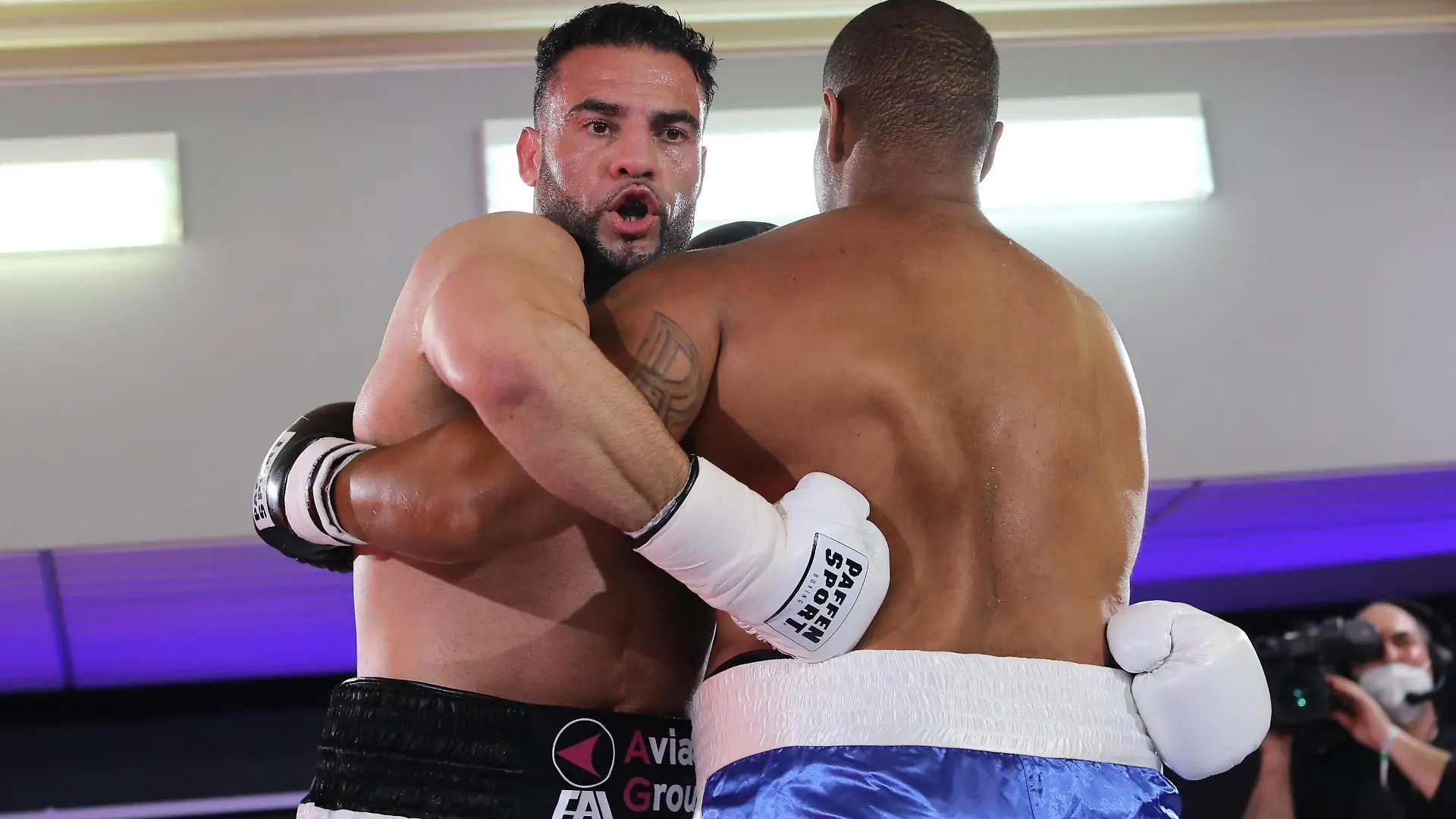 Mahmoud Charr - Christopher Lovejoy Boxen Köln Deutschland 15.05.2021 KO Sieg Charr Rechts: Christopher Lovejoy Links: Mahmoud Charr *** Mahmoud Charr Christopher Lovejoy Boxing Cologne Germany 15 05 2021 KO Win Charr Right Christopher Lovejoy Left Mahmoud Charr
