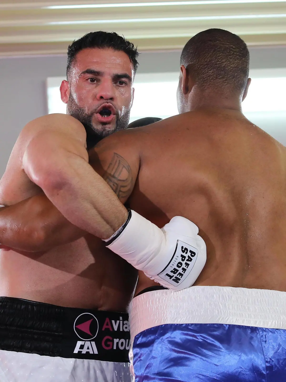 Mahmoud Charr - Christopher Lovejoy Boxen Köln Deutschland 15.05.2021 KO Sieg Charr Rechts: Christopher Lovejoy Links: Mahmoud Charr *** Mahmoud Charr Christopher Lovejoy Boxing Cologne Germany 15 05 2021 KO Win Charr Right Christopher Lovejoy Left Mahmoud Charr 