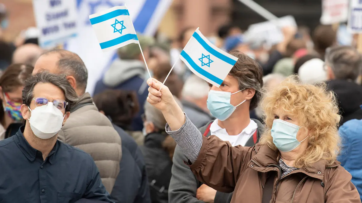 15.05.2021, Hessen, Frankfurt/Main: Teilnehmer an einer Pro-Israel-Kundgebung gehen in Frankfurt auf die Straße. Die Organisatoren wollen mit der Demonstration auf die aktuelle Lage im Nahen Osten aufmerksam machen. Foto: Boris Roessler/dpa +++ dpa-Bildfunk +++