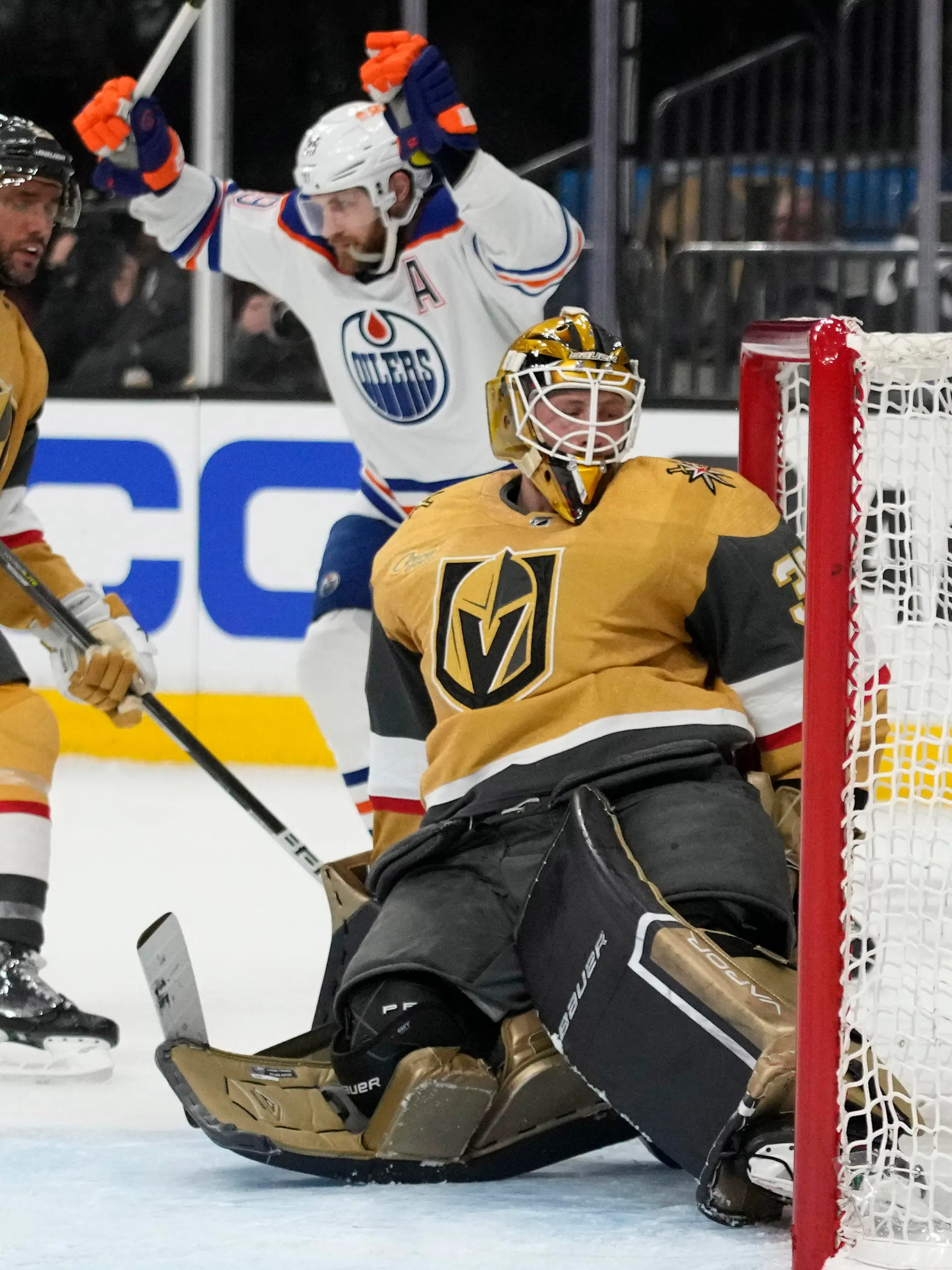03.05.2023, USA, Las Vegas: Eishockey: NHL, Play-off-Runde, Western Conference, 2. Runde, 1. Spiel, Vegas Golden Knights - Edmonton Oilers. Leon Draisaitl (29), Center der Edmonton Oilers, jubelt nach seinem Treffer gegen Laurent Brossoit (39), Torhüter der Vegas Golden Knights. Foto: John Locher/AP +++ dpa-Bildfunk +++
