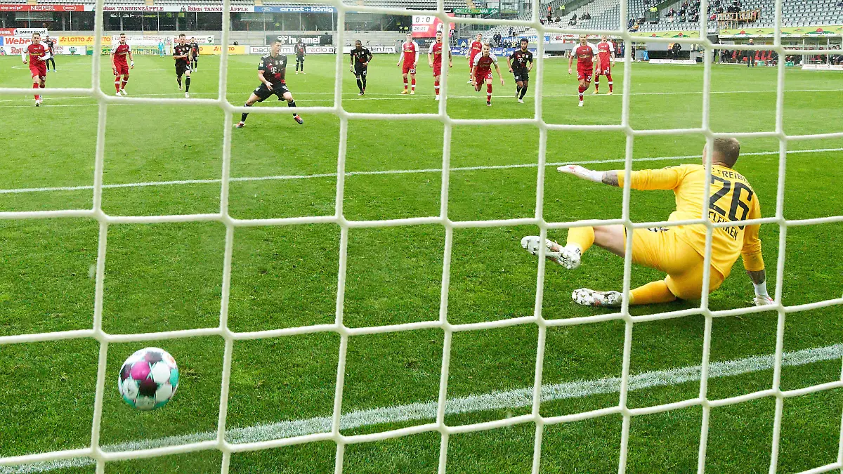 Robert LEWANDOWSKI, FCB 9 scores, shoots goal , Tor, Treffer,, 0-1, 40.tor in einer saison in the match SC FREIBURG - FC BAYERN MUENCHEN 1.German Football League on May 15, 2021 in Freiburg, Germany Season 2020/2021, matchday 33, 1.Bundesliga, FCB, München, 33.Spieltag, 