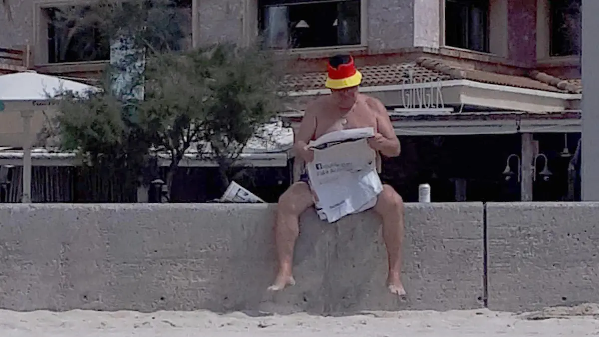 29.03,2021,xlakx,Mallorca erste Touristen aus Deutschland eingetroffen emspor,ein maennlicher Tourist mit Deutschland Muetze liest auf einer Mauer eine Tageszeitung.Model Release vorhanden Palma in Mallorca *** 29 03,2021,xlakx,Mallorca first tourists from Germany arrived emspor,a male tourist with Germany hat reads a daily newspaper on a wall Model release present Palma in Mallorca