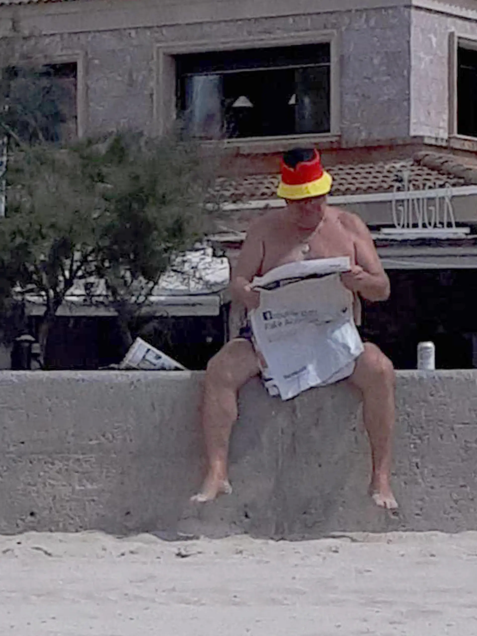 29.03,2021,xlakx,Mallorca erste Touristen aus Deutschland eingetroffen emspor,ein maennlicher Tourist mit Deutschland Muetze liest auf einer Mauer eine Tageszeitung.Model Release vorhanden Palma in Mallorca *** 29 03,2021,xlakx,Mallorca first tourists from Germany arrived emspor,a male tourist with Germany hat reads a daily newspaper on a wall Model release present Palma in Mallorca 