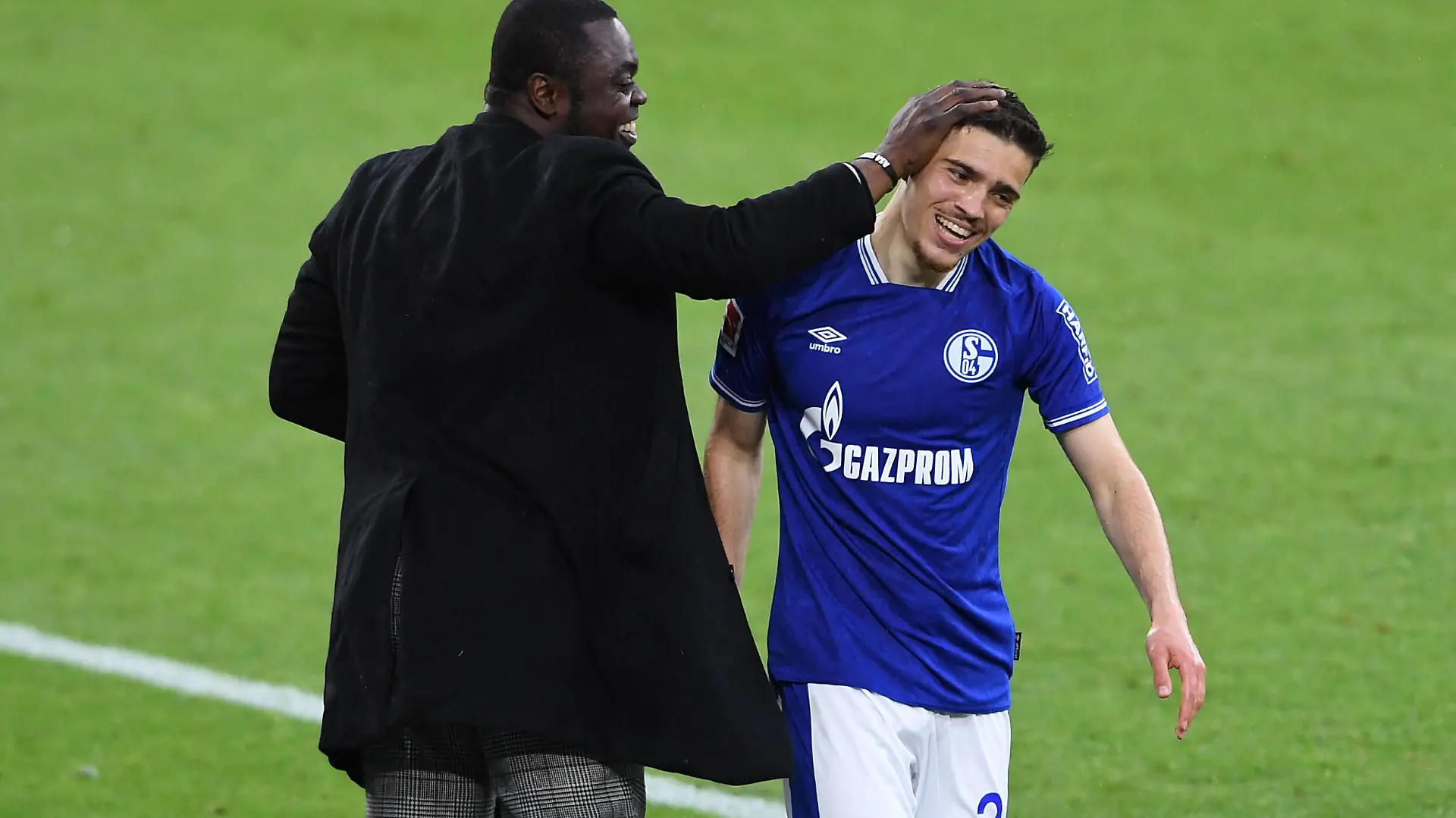 Fußball 1. Bundesliga 33. Spieltag FC Schalke 04 - Eintracht Frankfurt am 15.05.2021 in der Veltins Arena in Gelsenkirchen Torjubel / Jubel zum 2:2 durch Blendi Idrizi Schalke Gerald Asamoah Koordinator Lizenzspielerabteilung Schalke , links - Blendi Idrizi Schalke , rechts DFL regulations prohibit any use of photographs as image sequences and/or quasi-video. *** Football 1 Bundesliga 33 Spieltag FC Schalke 04 Eintracht Frankfurt on 15 05 2021 in the Veltins Arena in Gelsenkirchen Goal celebration to 2 2 by Blendi Idrizi Schalke Gerald Asamoah Coordinator Licensed Player Department Schalke , left Blendi Idrizi Schalke , right DFL regulations prohibit any use of photographs as image sequences and or quasi video xHDx