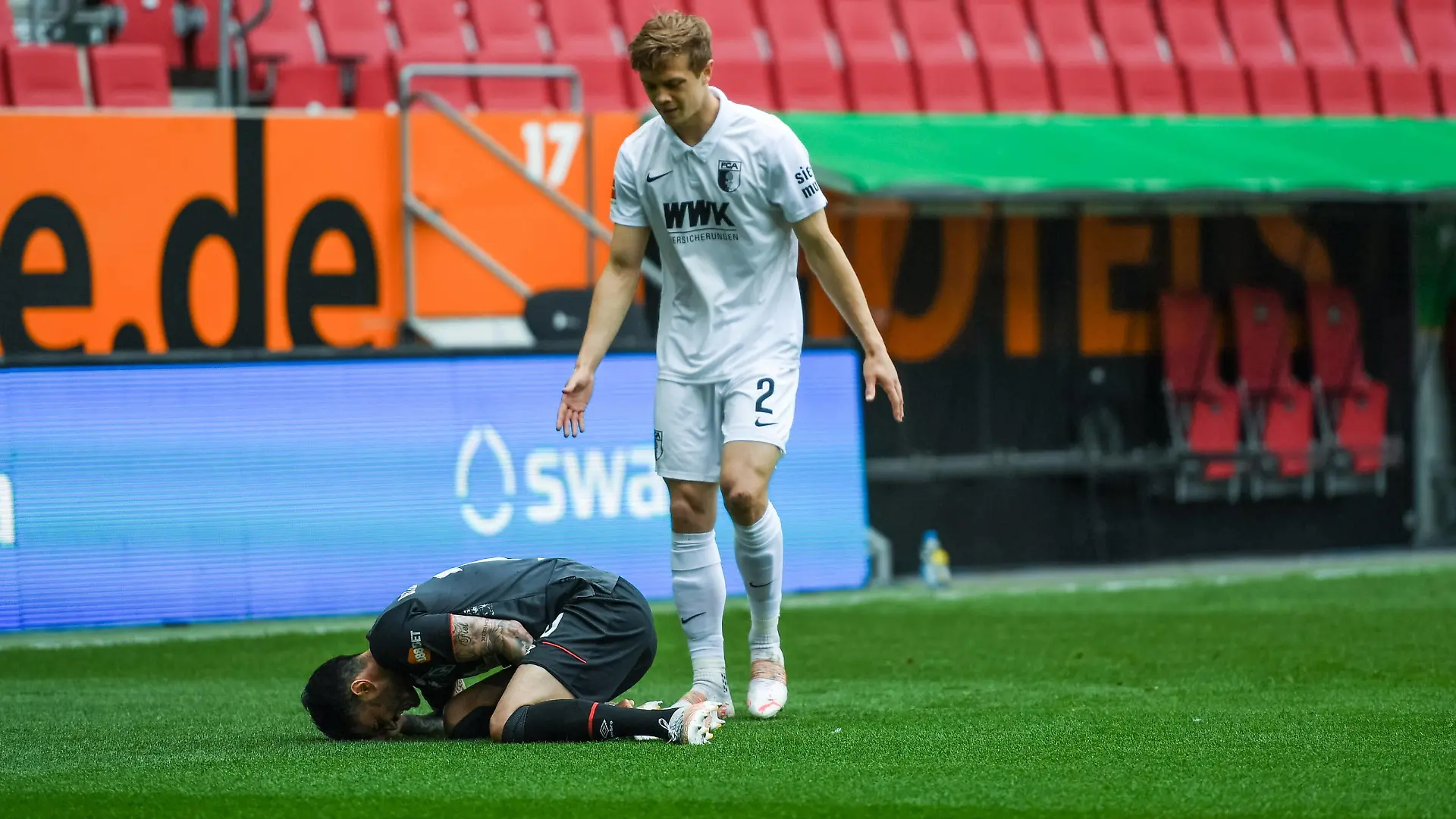GER, FC Augsburg vs SV Werder Bremen 15.05.2021, WWK Arena, Augsburg, GER, FC Augsburg vs SV Werder Bremen, im Bild Leonardo Bittencourt Werder Bremen 10 Robert Gumny FCA 02 Foul Foto nordphoto GmbH / Straubmeier DFL regulations prohibit any use of photographs as image sequences and/or quasi-video. Augsburg WWK Arena Bayern Germany *** GER, FC Augsburg vs SV Werder Bremen 15 05 2021, WWK Arena, Augsburg, GER, FC Augsburg vs SV Werder Bremen, in picture Leonardo Bittencourt Werder Bremen 10 Robert Gumny FCA 02 Foul Foto nordphoto GmbH Straubmeier DFL regulations prohibit any use of photographs as image sequences and or quasi video Augsburg WWK Arena Bayern Germany Poolfoto nordphoto GmbH / Straubmeier ,EDITORIAL USE ONLY