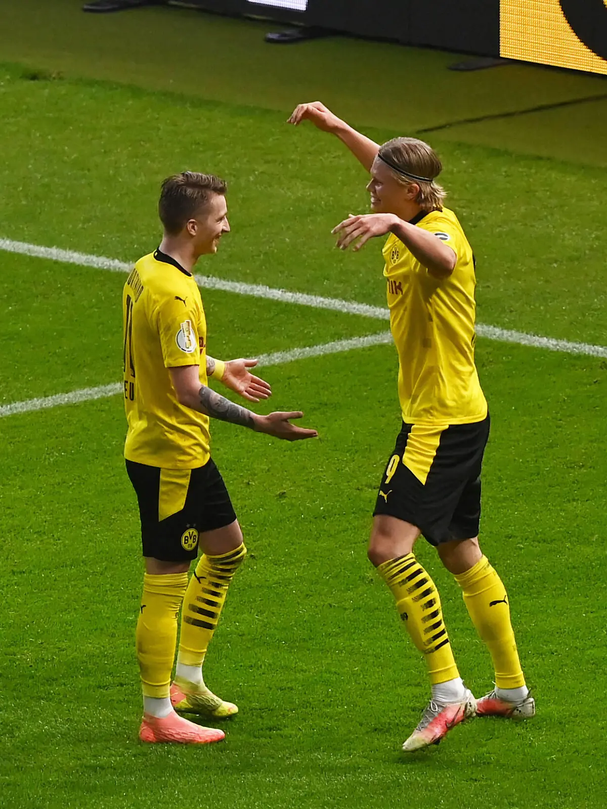 Fussball, Herren, Saison 2020/2021, 78. Finale um den DFB-Pokal in Berlin, RB Leipzig - Borussia Dortmund, v. l. Marco Reus Borussia Dortmund, Erling Haaland Borussia Dortmund, Jubel nach Tor zum 0:2, 13.05. 2021, *** Football, men, 2020 2021 season, 78 DFB Pokal final in Berlin, RB Leipzig Borussia Dortmund, v l Marco Reus Borussia Dortmund , Erling Haaland Borussia Dortmund , cheering after goal to 0 2, 13 05 2021, Copyright: xMatthiasxKochx 