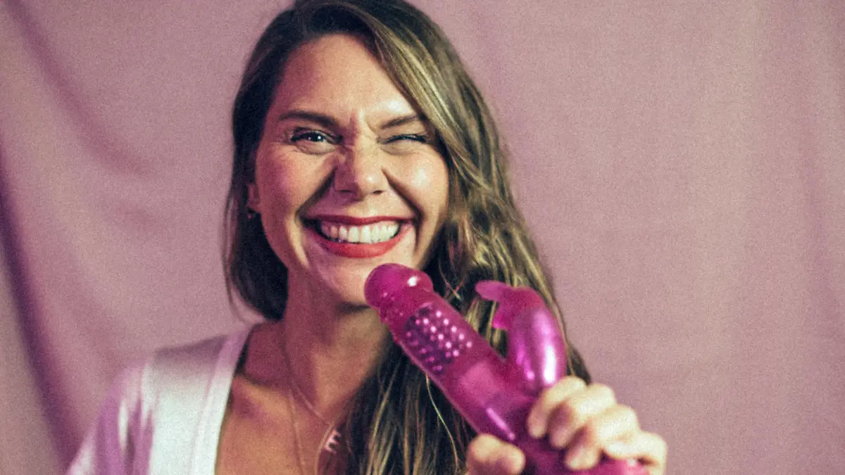 Filmemacherin Erika Lust mit Dildo in der Hand