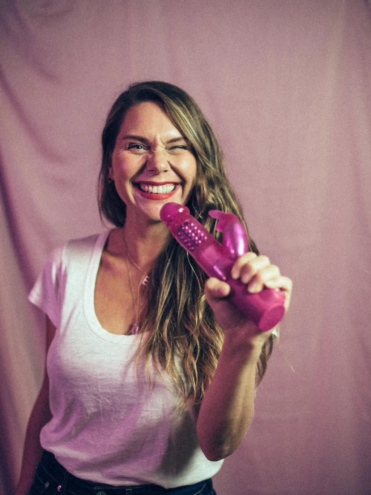 Filmemacherin Erika Lust mit Dildo in der Hand