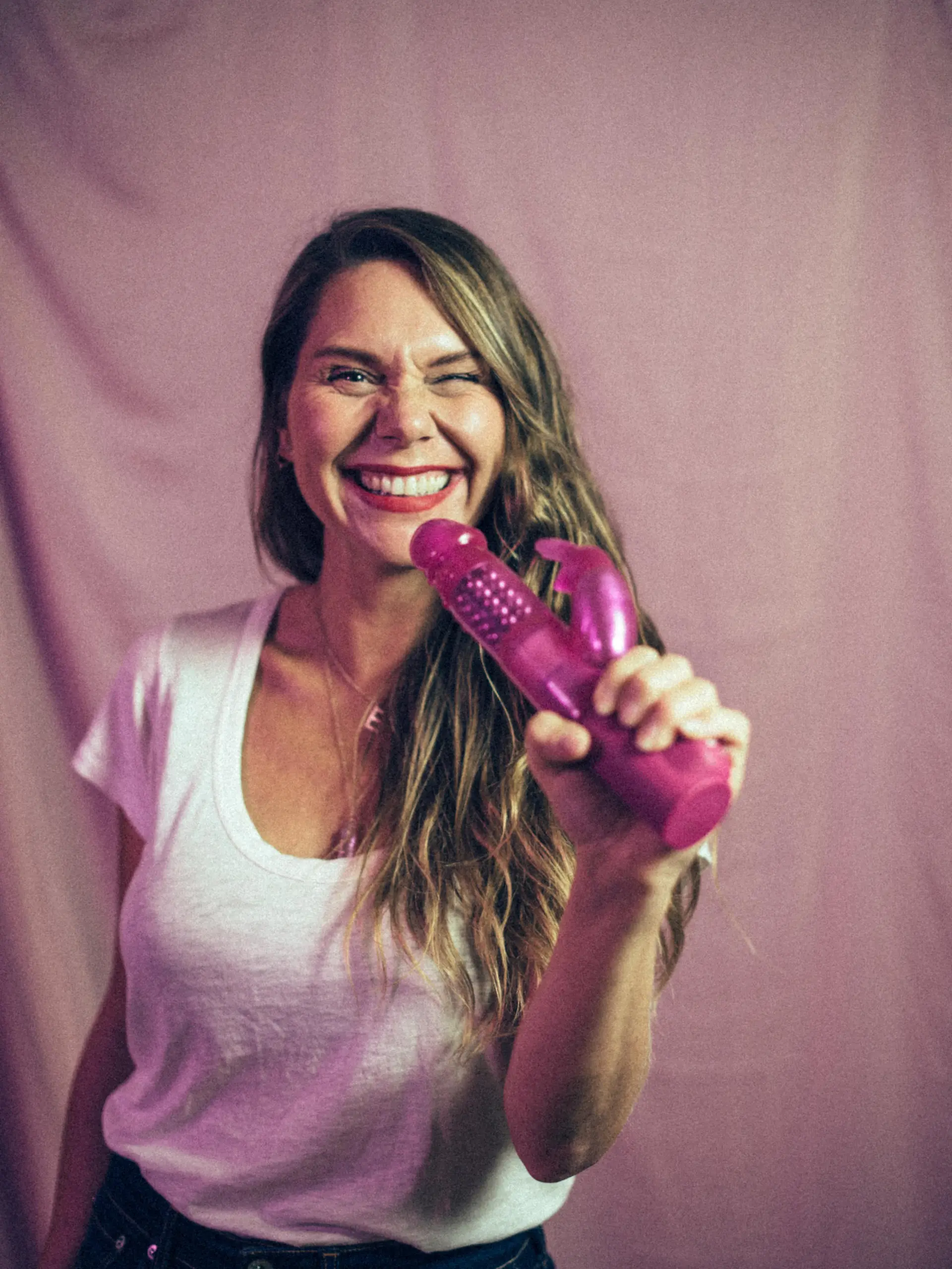 Filmemacherin Erika Lust mit Dildo in der Hand