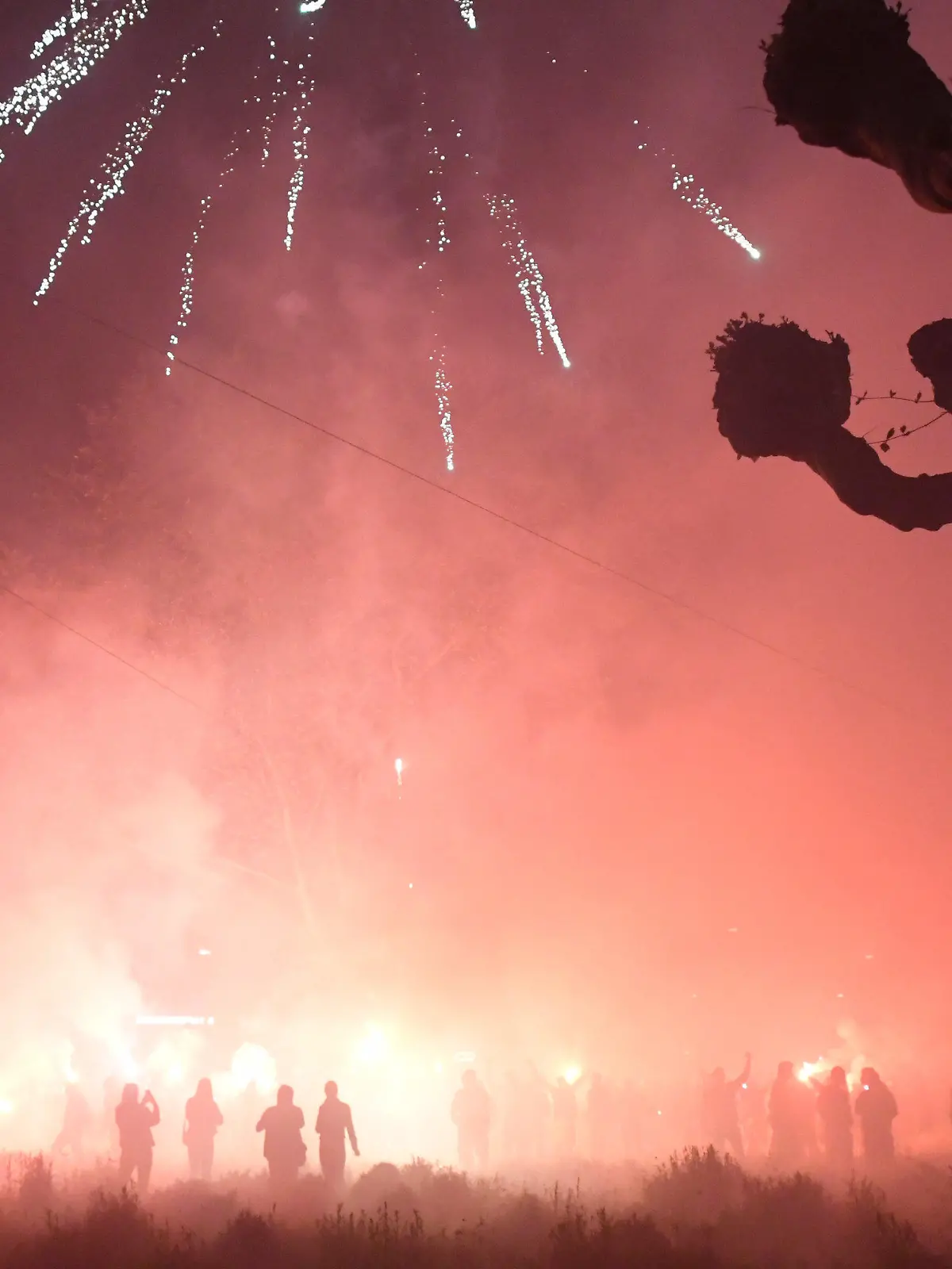 13.05.2021, Nordrhein-Westfalen, Dortmund: Fußball: DFB-Pokal, RB Leipzig - Borussia Dortmund, Finale: Ultra-Fans von Dortmund feiern mit Bengalos auf dem Borsigplatz. Foto: Bernd Thissen/dpa +++ dpa-Bildfunk +++